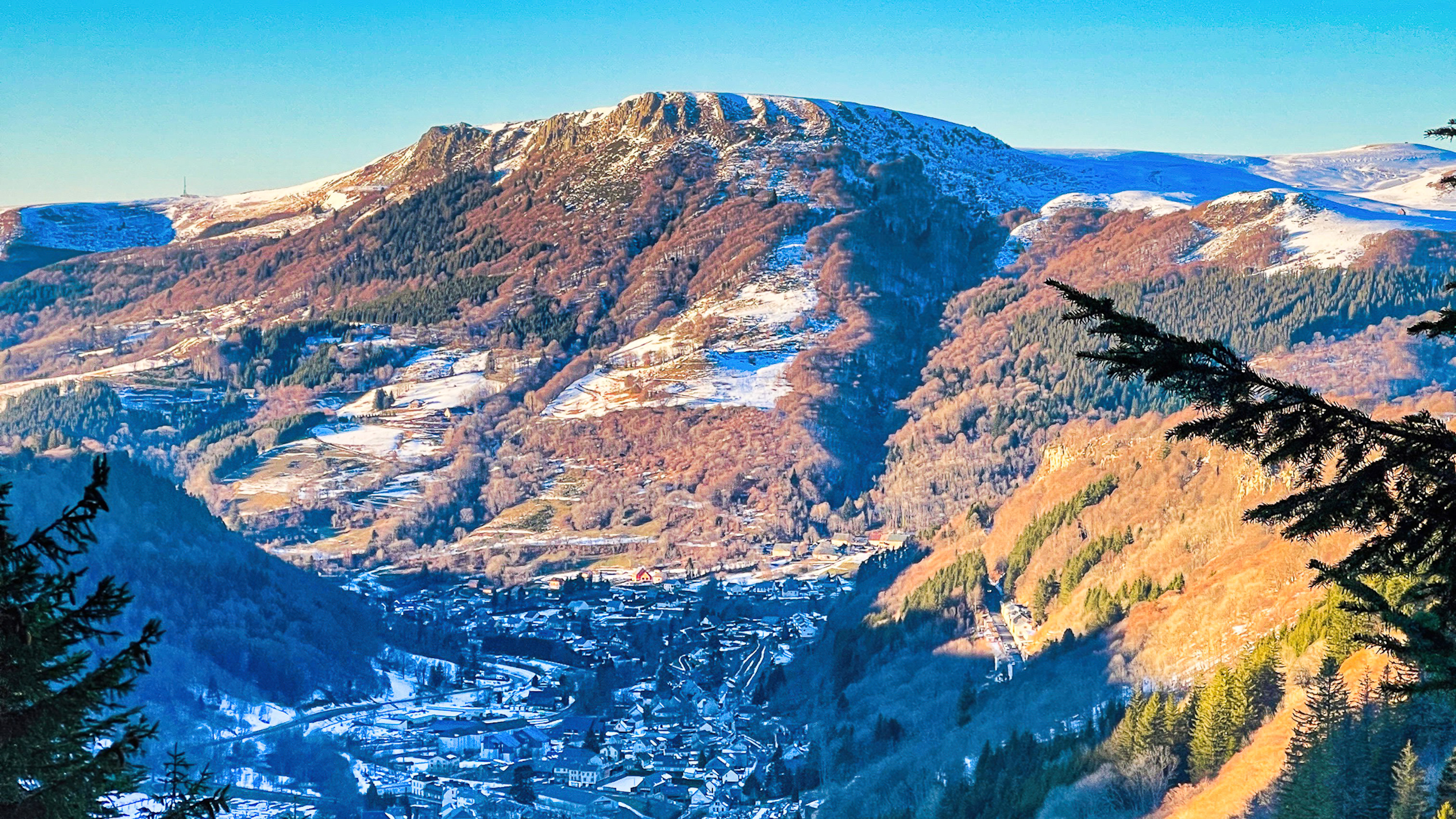 Le Mont Dore, le Puy Gros dominant la Ville du Mont Dore
