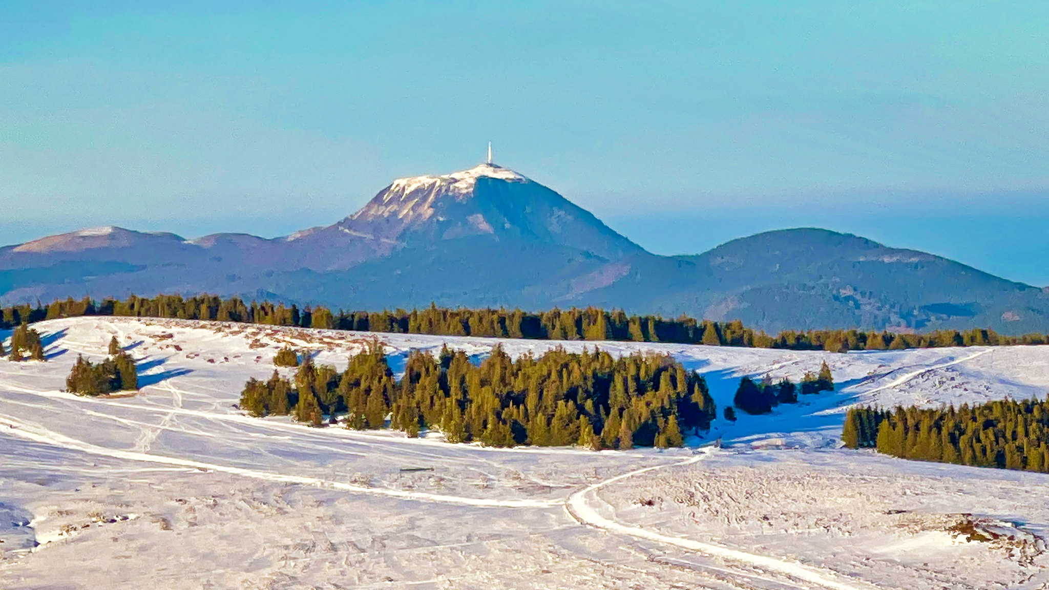 Puy de la Tache, belle vue sur le Sommet du Puy de Dôme