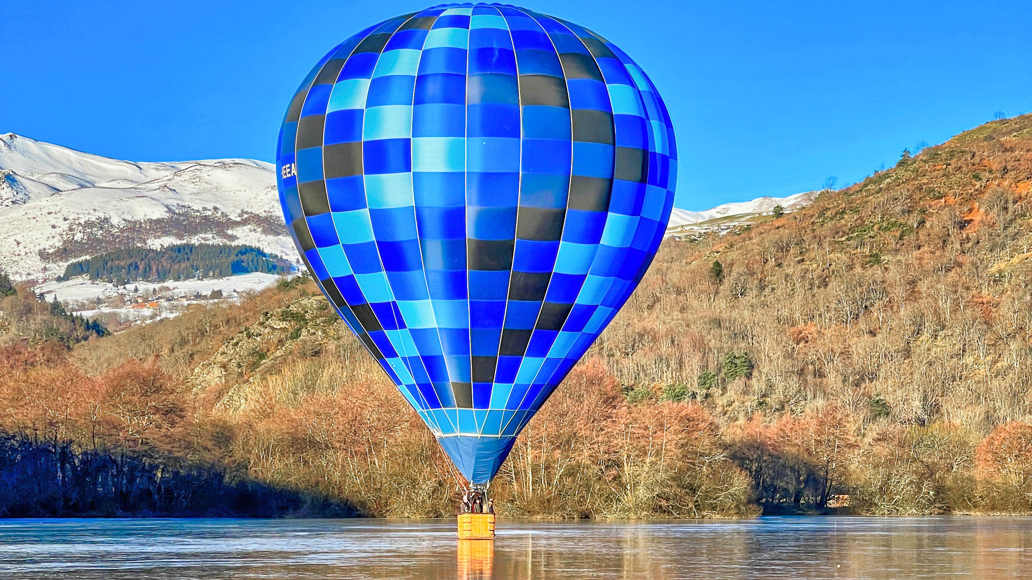 La Montgolfiere posée sur le Lac Chambon