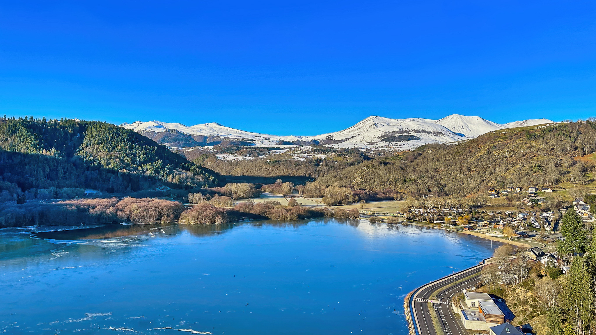 Le Lac chambon sous ses couleurs hivernales