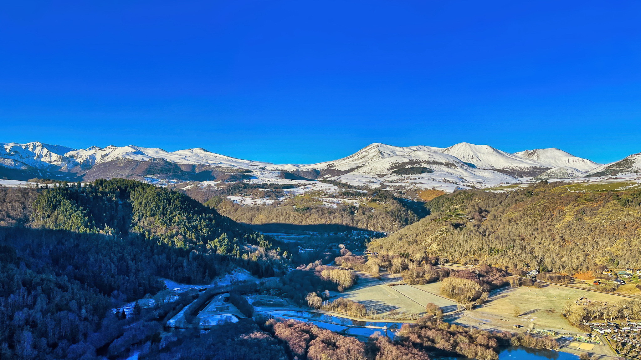 En Montgolfiere, départ du Lac Chambon et la vue sur les crêtes des Monts Dore