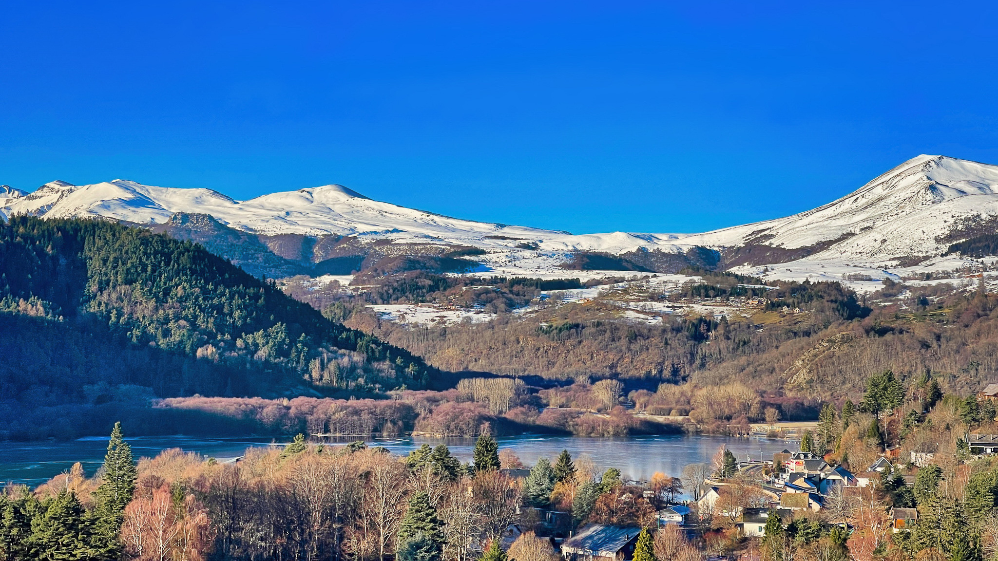 Au dessus du Lac Chambon et la vue sur le Massif du Sancy