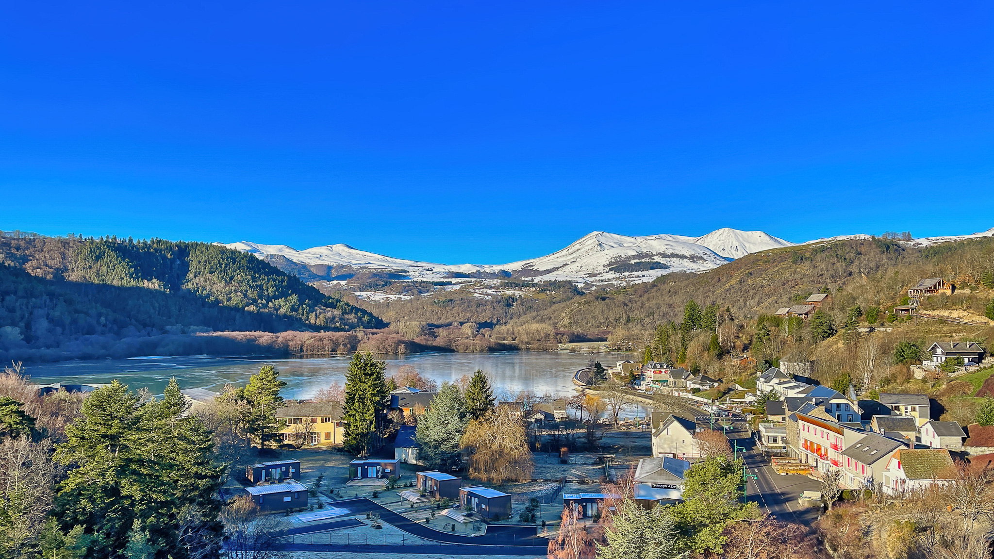 Autour du Lac Chambon et le Massif du Sancy enneigé