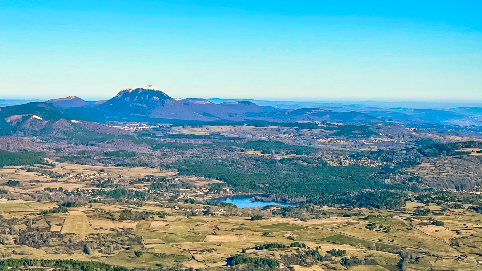 Le Lac d'Aydat et le Sommet du Puy de Dôme