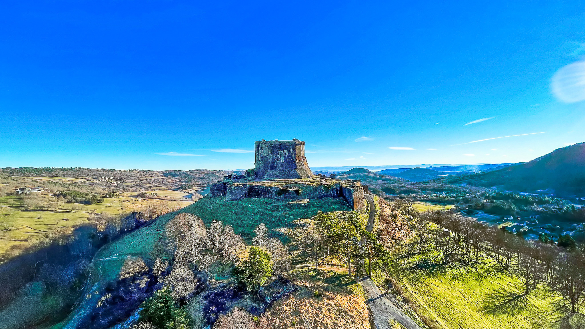 Murol, le Château de Murol sous ses couleurs hivernales