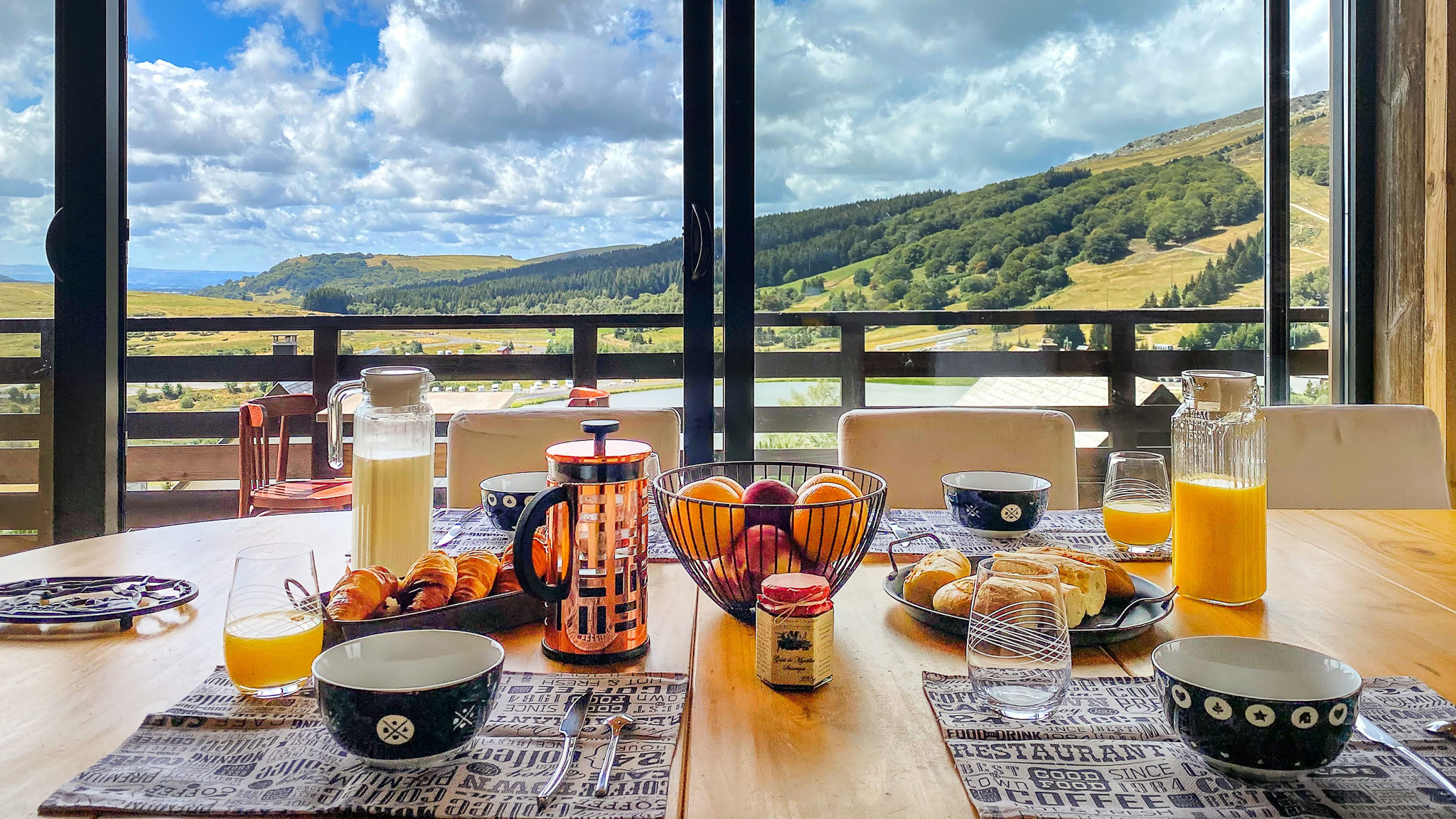 Chalet Cascade Super Besse, petit déjeuner avec vue sur le Lac des Hermines