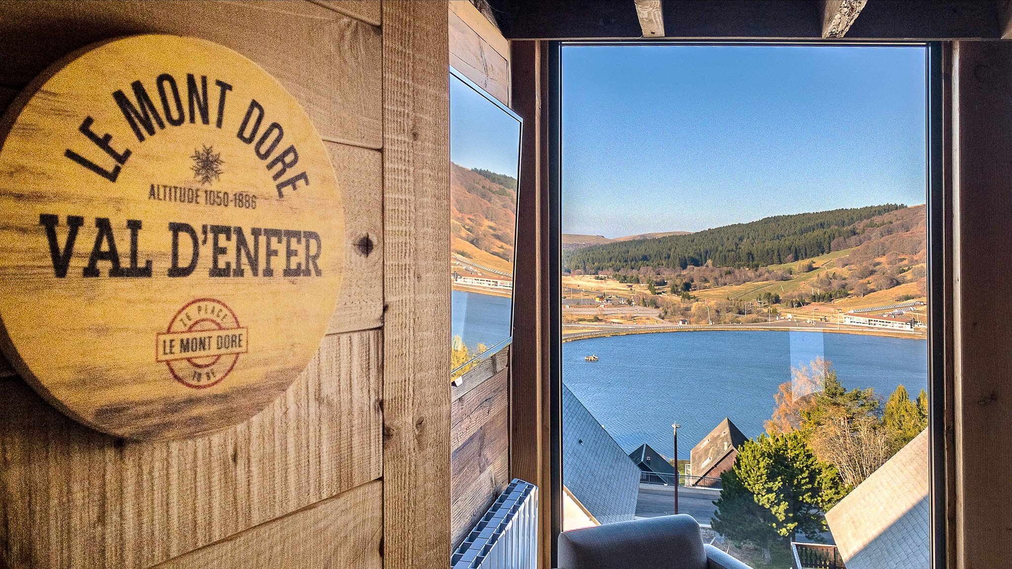 Chalet Cascade Super Besse, Chambre avec vue sur le Lac des Hermines
