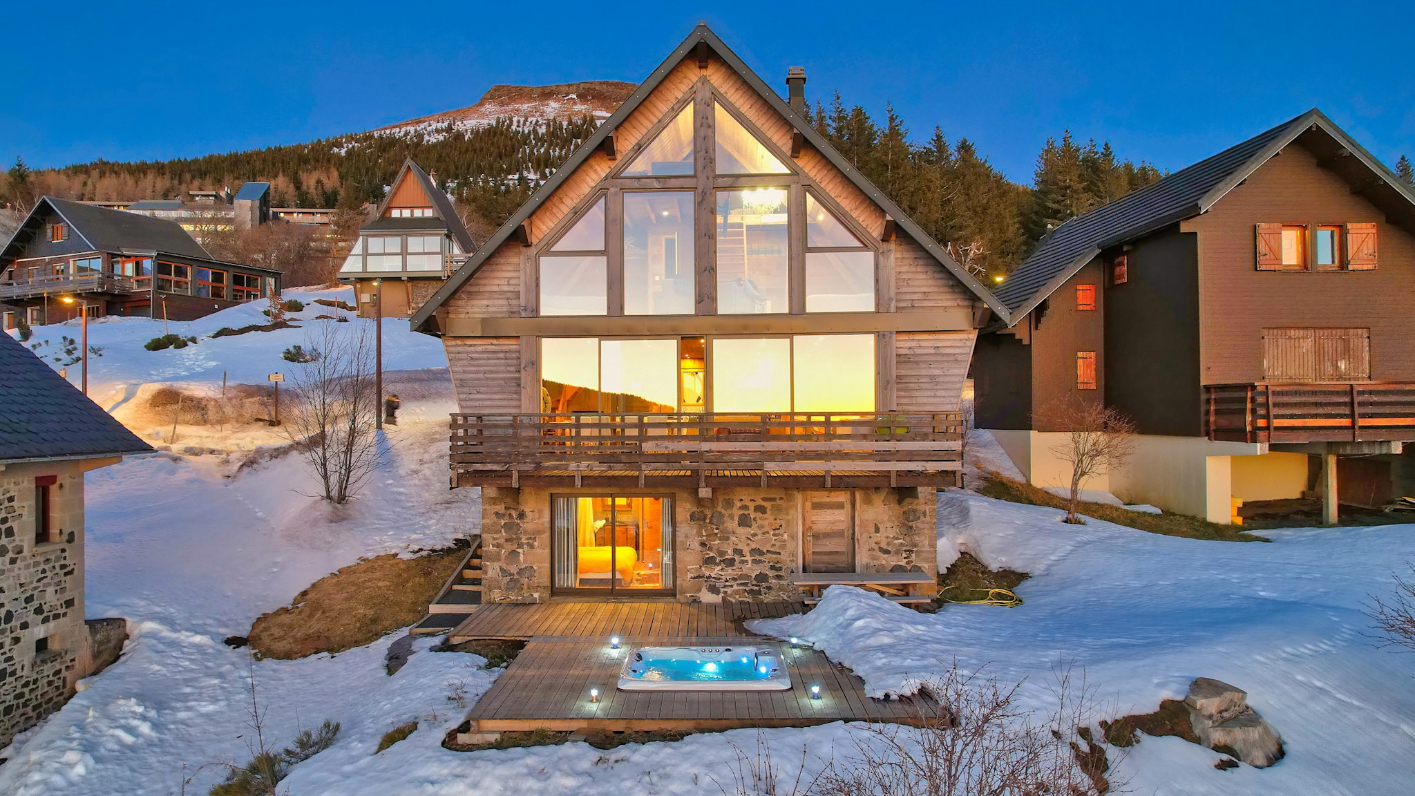 Chalet Cascade Super Besse, coucher de soleil sous la neige