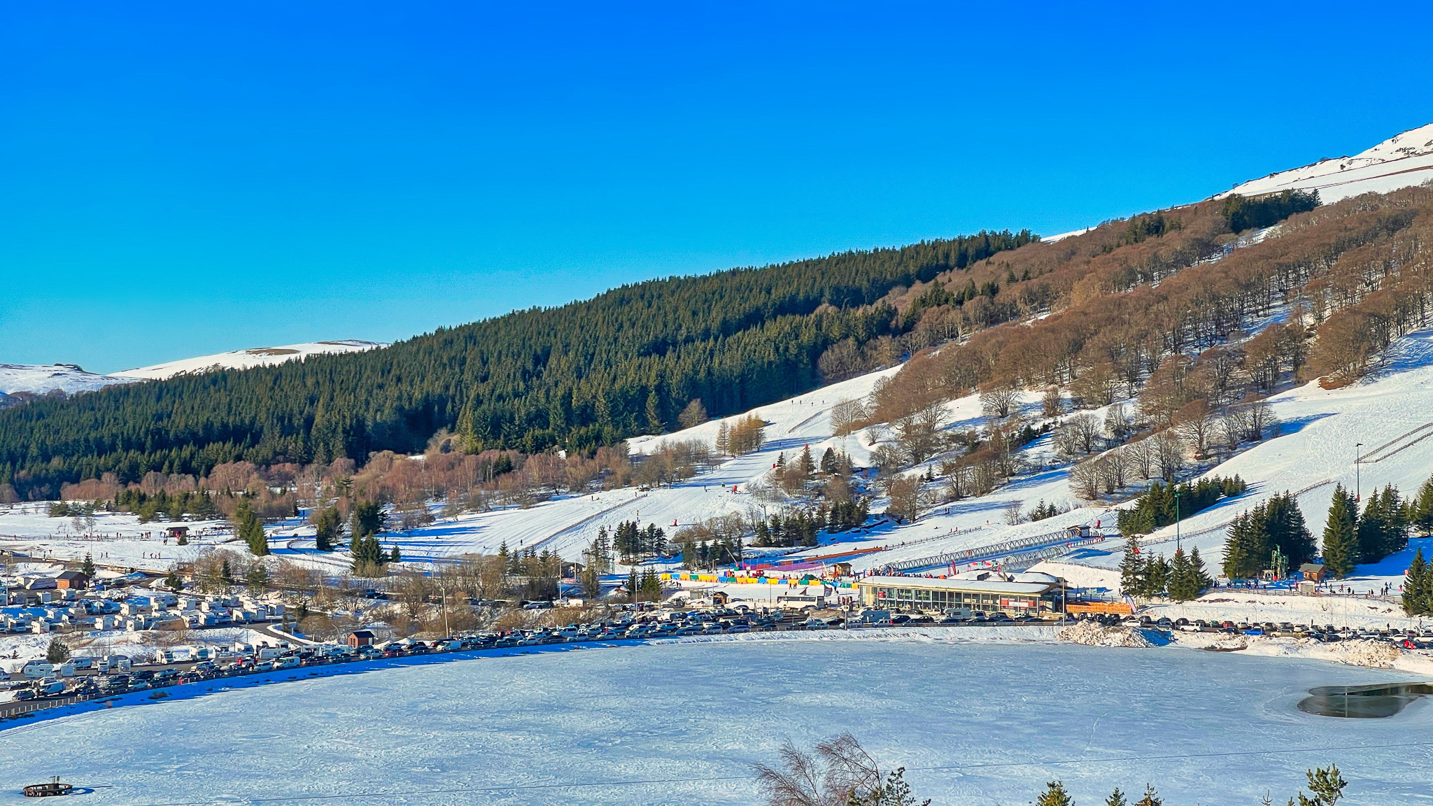 Chalet Cascade Super Besse, Chambre vue sur le Lac des Hermines