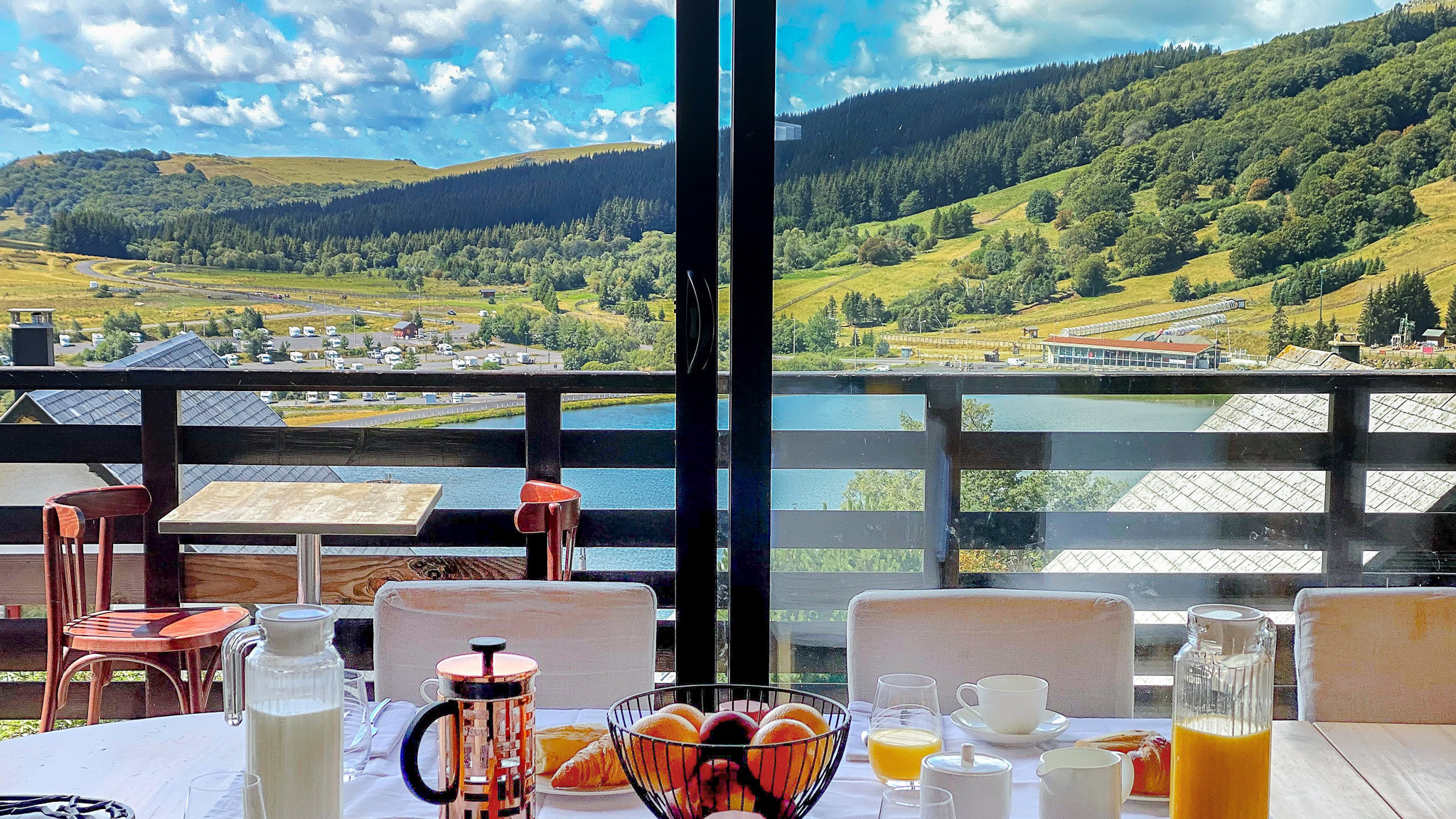 Chalet Cascade Super Besse, petit déjeuner avec vue sur la campagne auvergnate