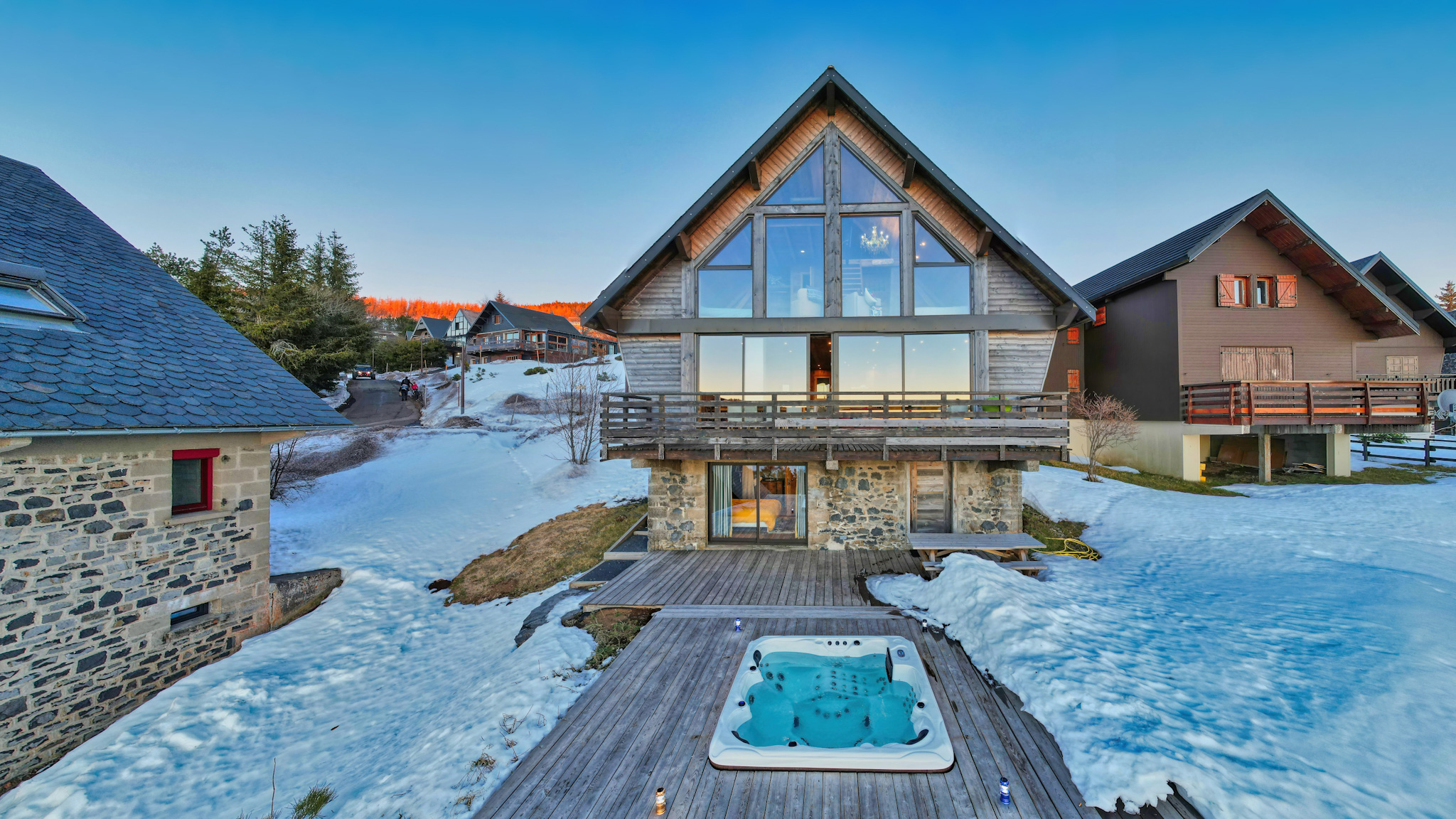 Chalet Cascade Super Besse, chalet avec Spa extérieur sous la neige