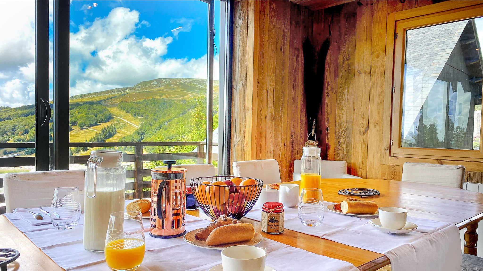 Chalet Cascade Super Besse, petit déjeuner avec vue sur les pistes de Super Besse