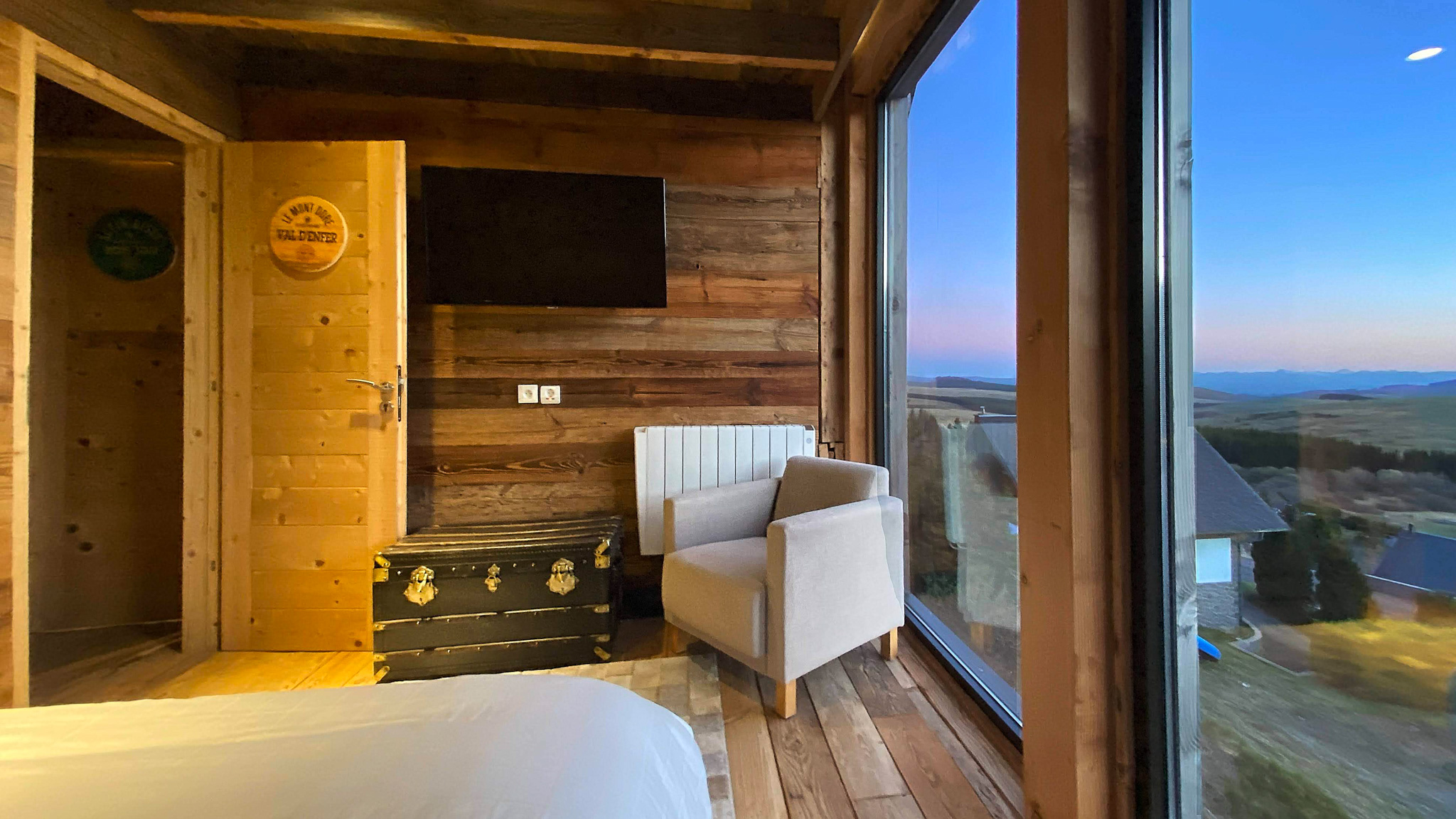 Chalet Cascade Super Besse, Chambre avec vue sur les Monts du Cantal