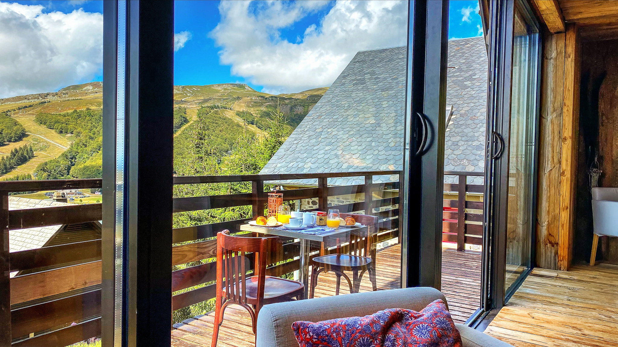 Chalet Cascade Super Besse, pause du le Balcon avec vue sur le Massif du Sancy