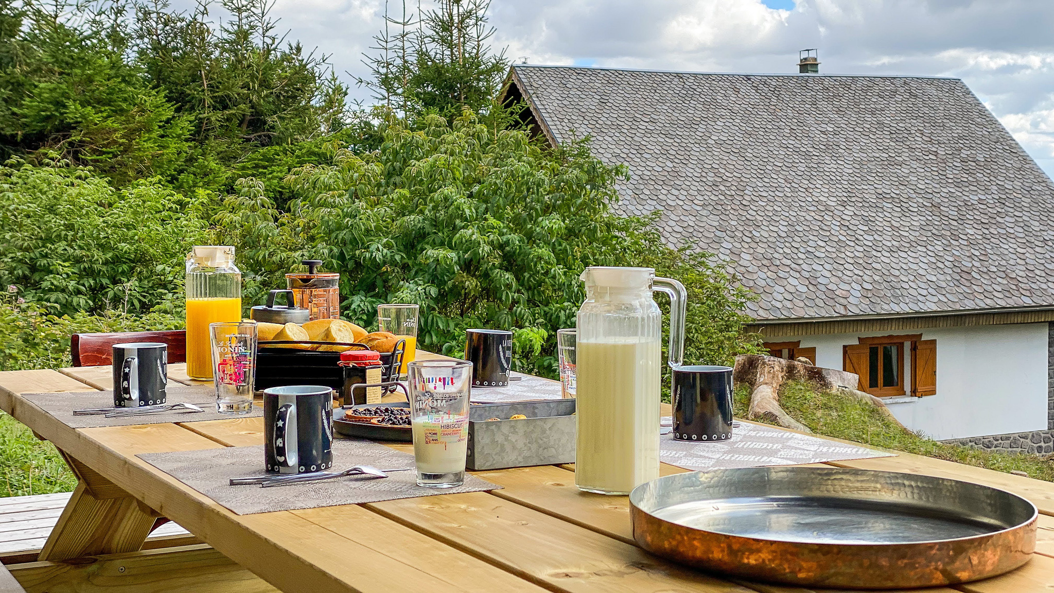 Chalet Cascade Super Besse, goûter sur la terrasse du Chalet