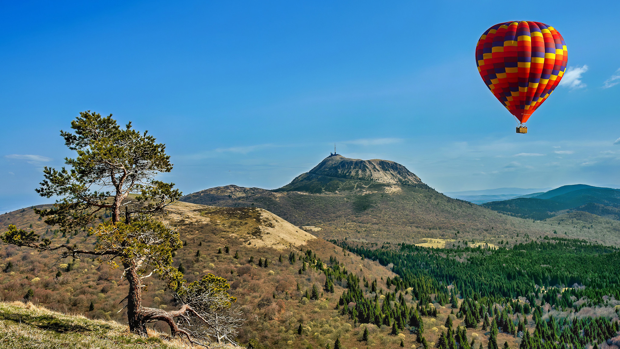 Le Puy de Dôme en Montgolfiere, une expérience unique au dessus de la Chaîne des Puys