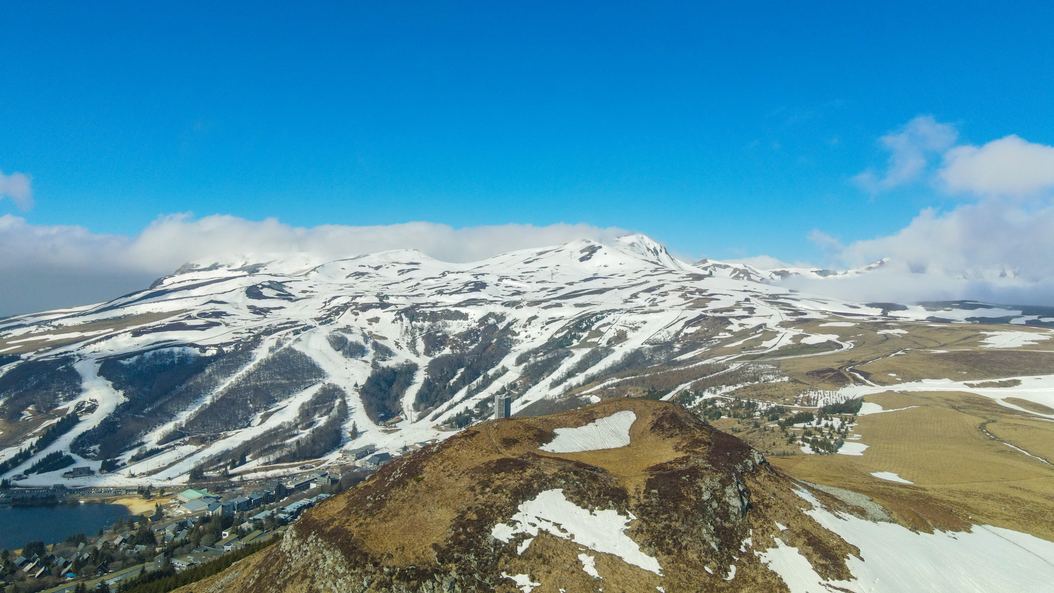Au dessus du Puy de Chambourguet, Super Besse, les dernières descentes sur les pistes de Ski de Super Besse