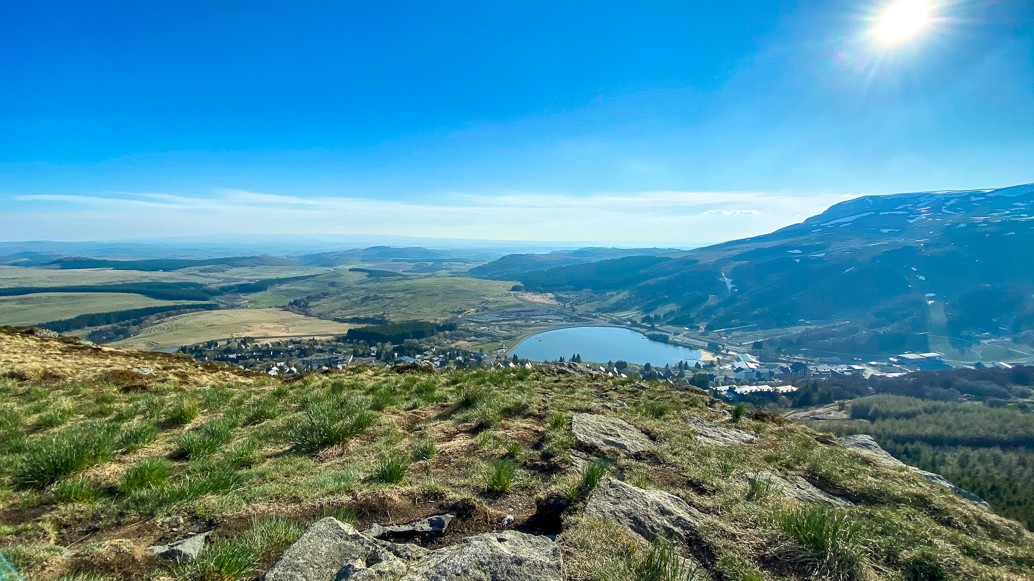 Au sommet du Puy de Chambourguet, panorama sur le Cézallier