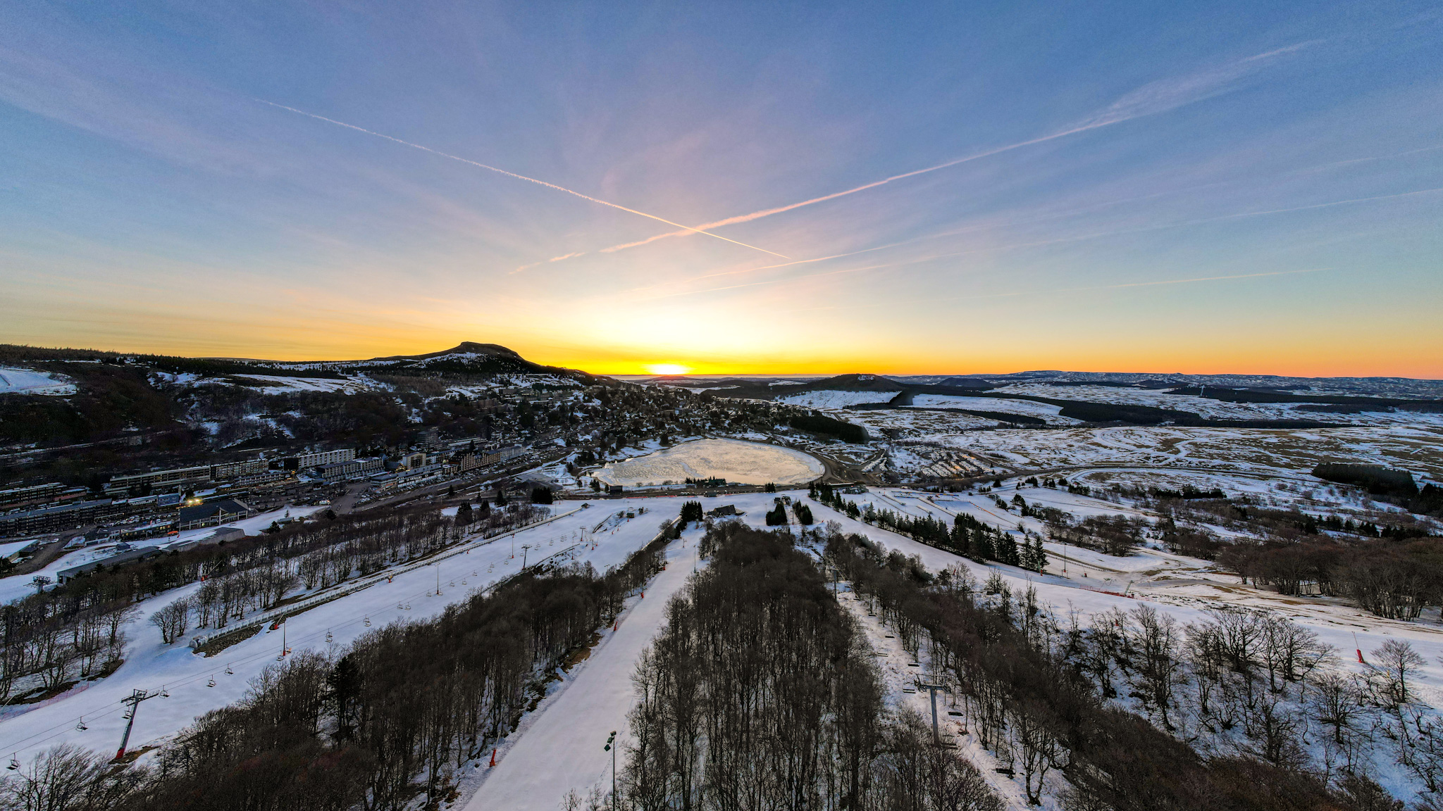 Lever de Soleil sur la station de Sports d'Hiver de Super Besse