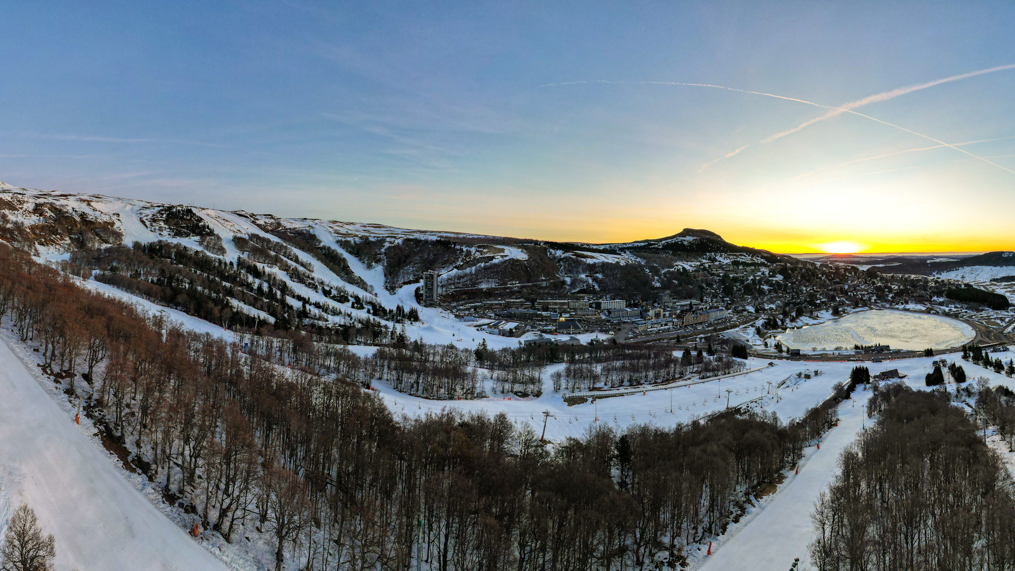 Super Besse se réveille doucement, la station de ski est endormie
