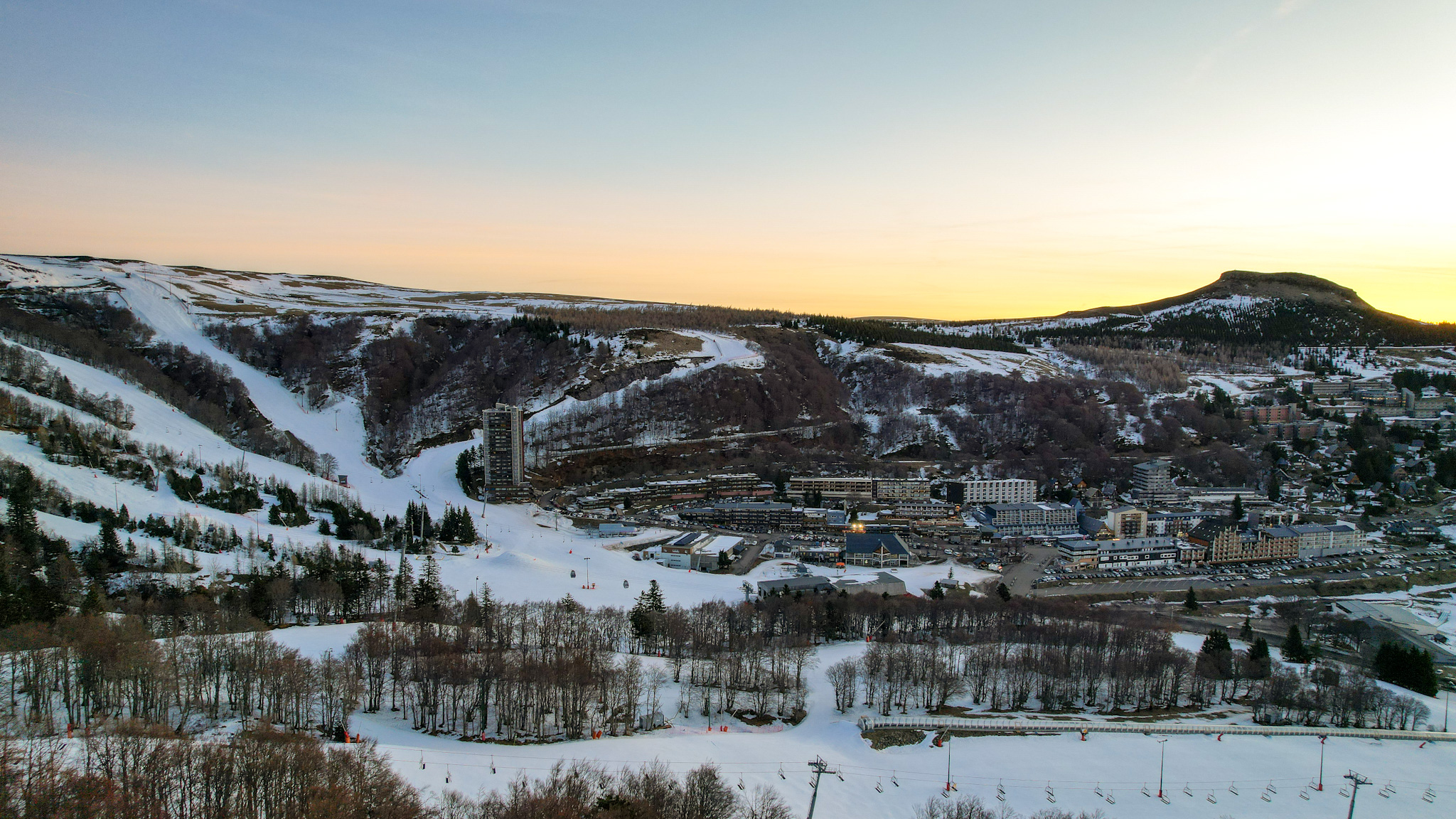 Soleil Matinal sur le Station de Ski de Super Besse endormie