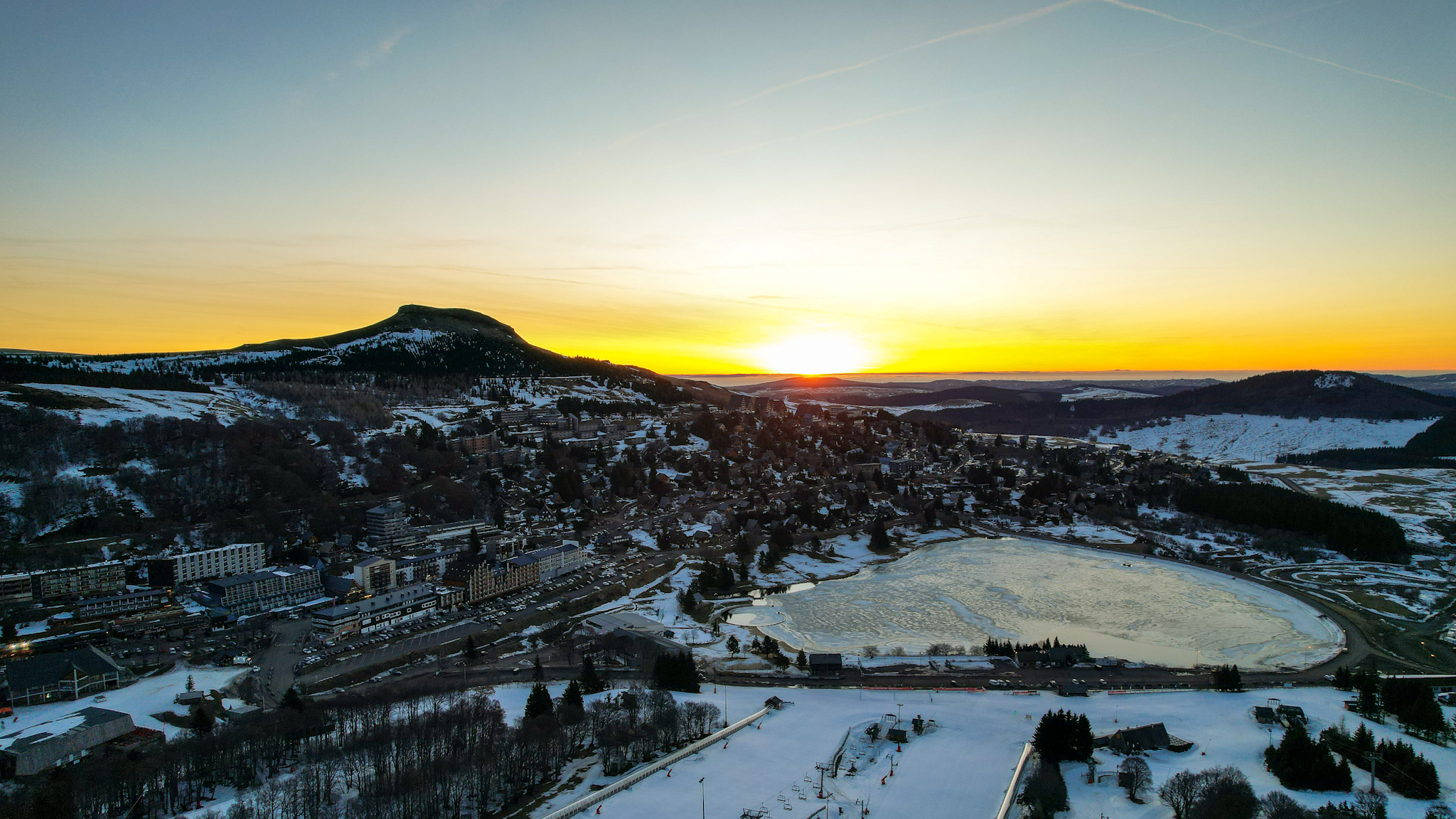 Soleil Matinal sur le Station de Ski de Super Besse endormie