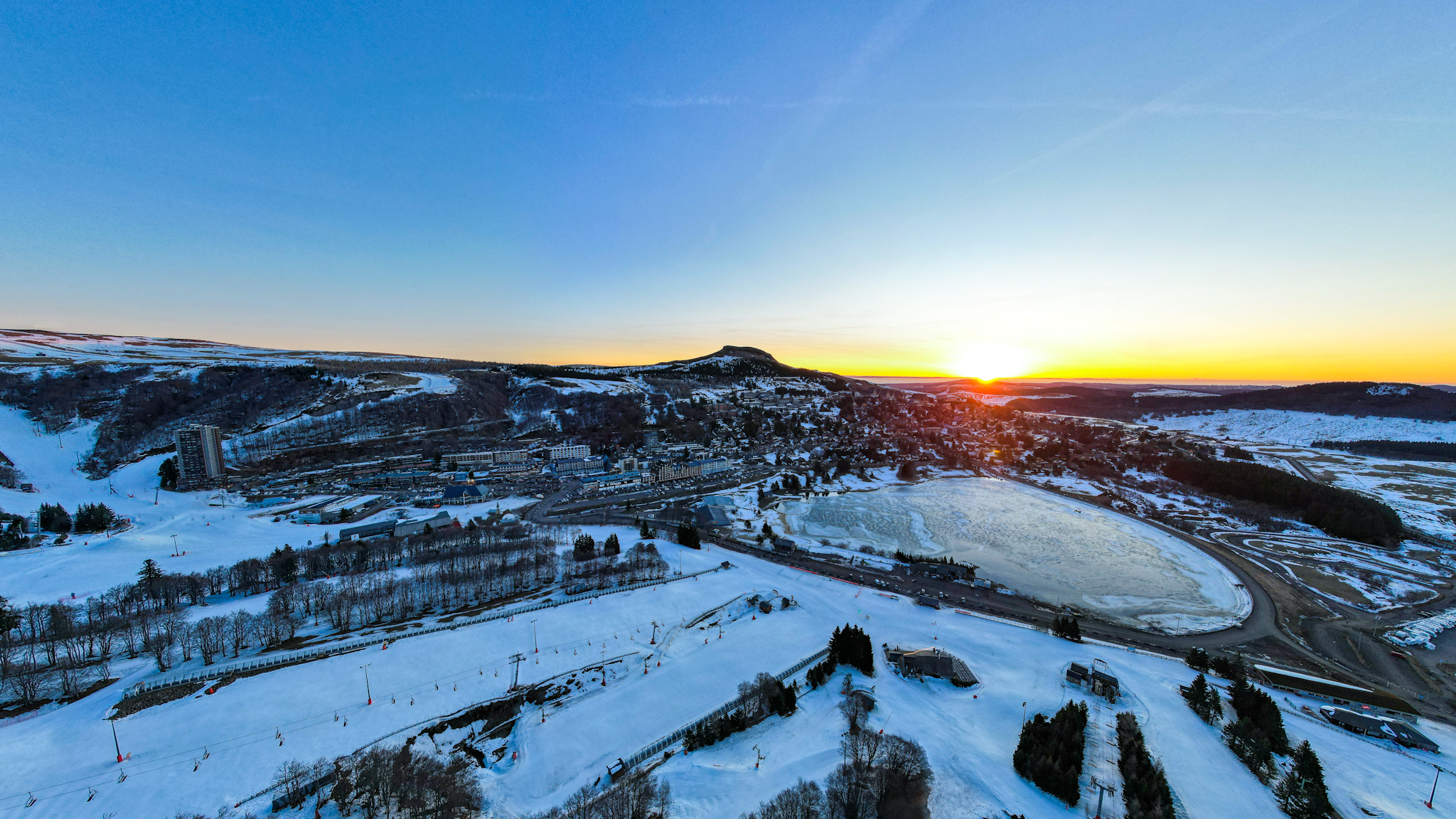 Lever de Soleil sur le Lac des Hermines à Super Besse