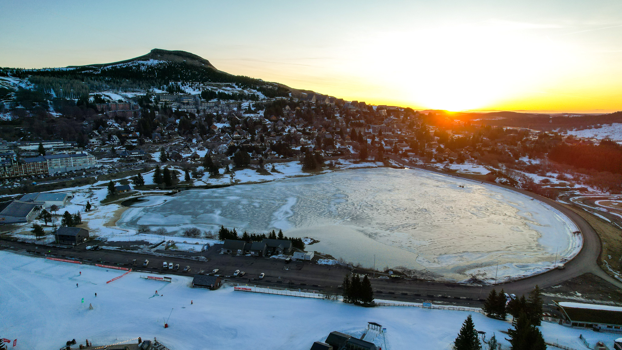 Lever de soleil sur le Puy de Chambourguet et le Village de Chalets à Super Besse