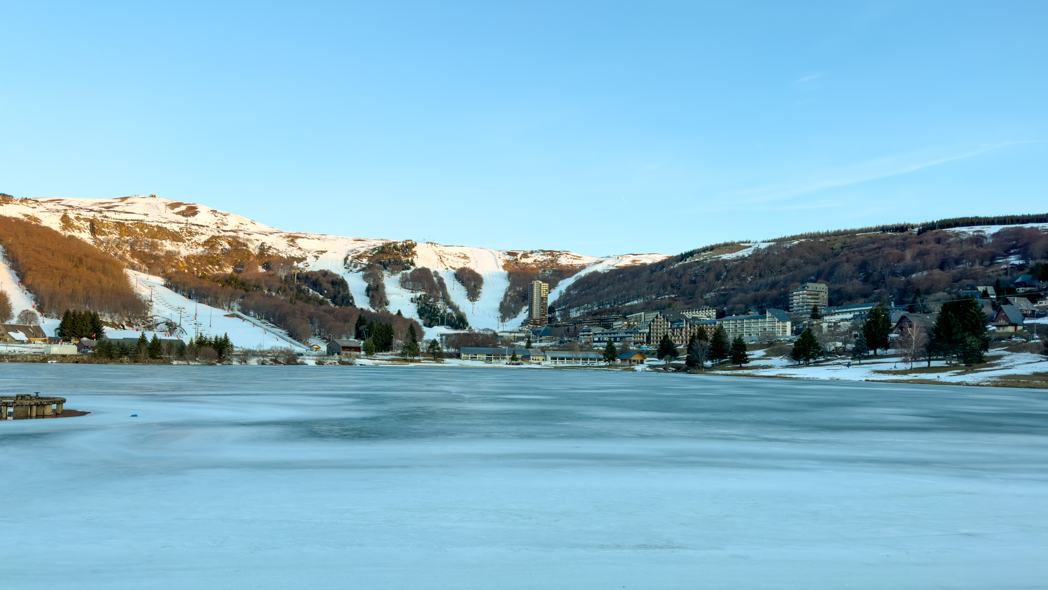 Depuis le Lac des Hermines, panorama sur le Centre Ville de Super Besse sous un soleil hivernal