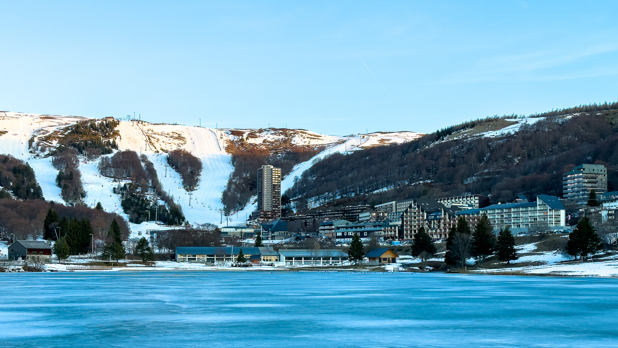 Centre Ville de Super Besse sous ses couleurs d'hiver