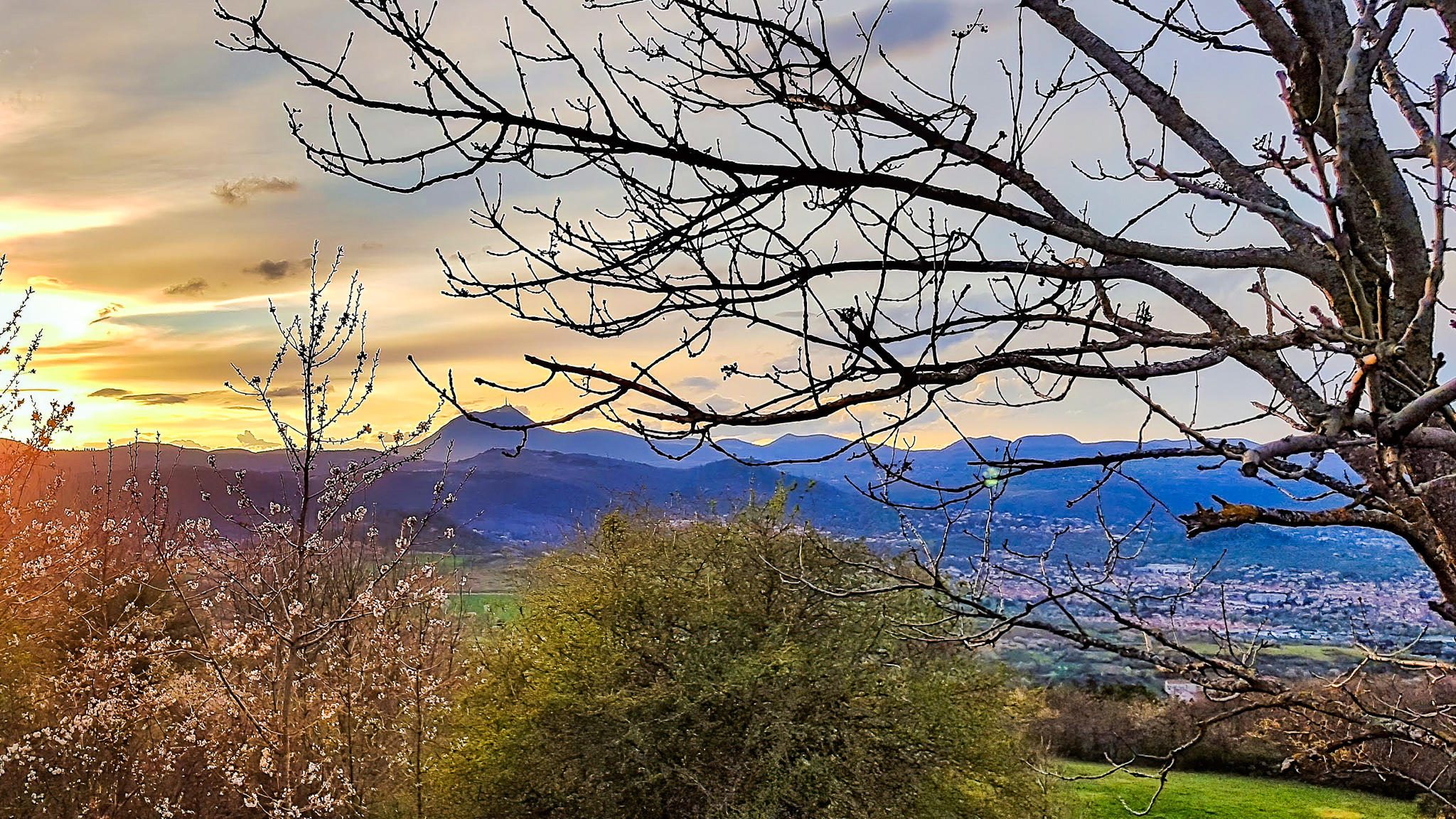le Puy de Dôme, coucher de soleil sur le Sommet du Puy de Dôme