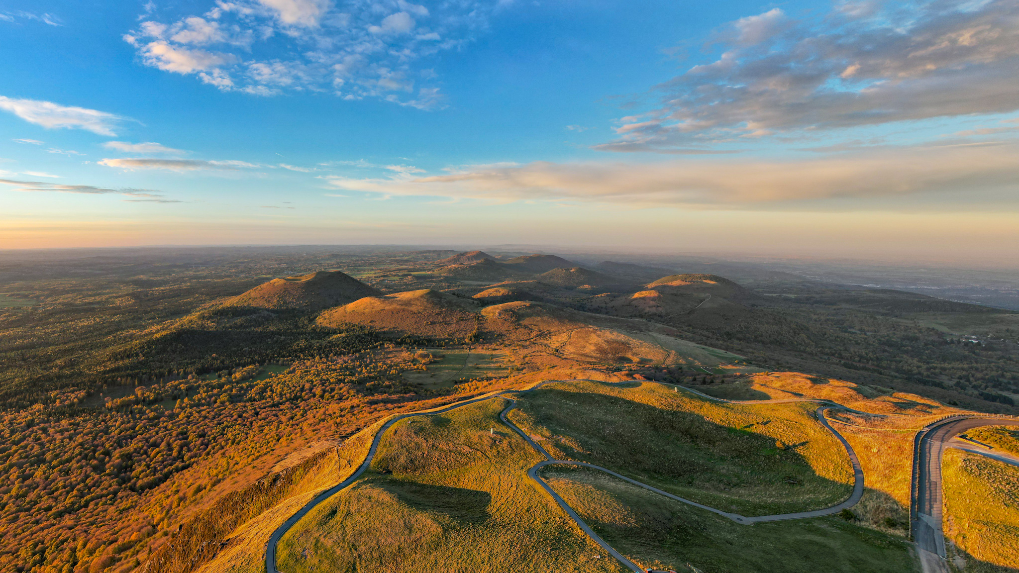 Soleil Couchant, la chaîne des Puys vue du sommet du Puy de Dôme