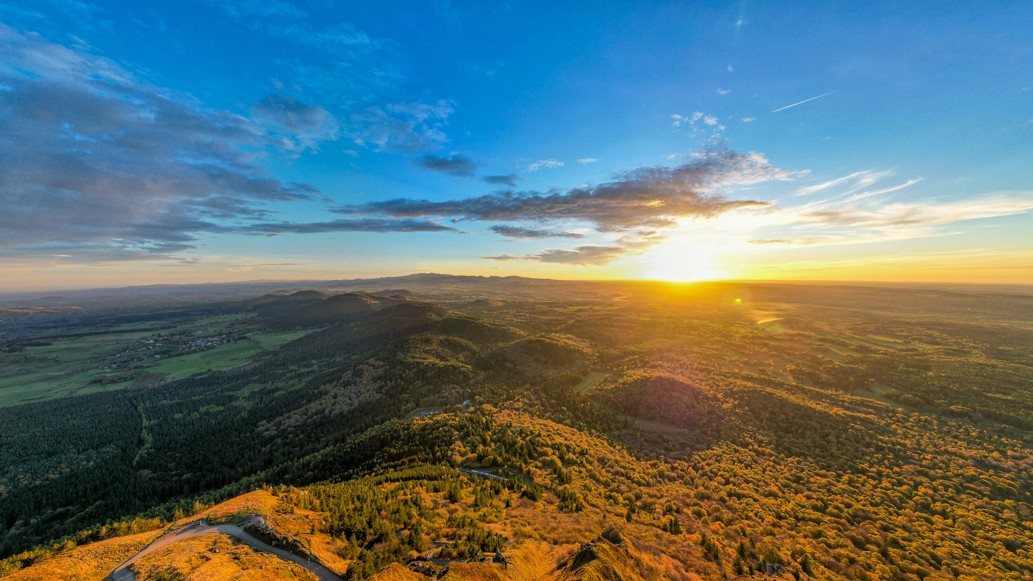 Sommet du Puy de Dôme, coucher de soleil sur la chaîne des Puys