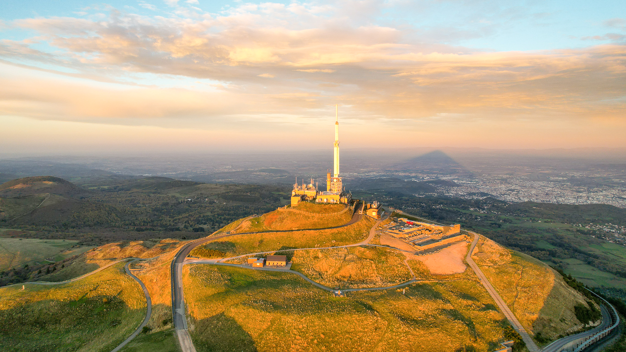 Coucher de soleil sur l'antenne Tdf au sommet du Puy de Dôme