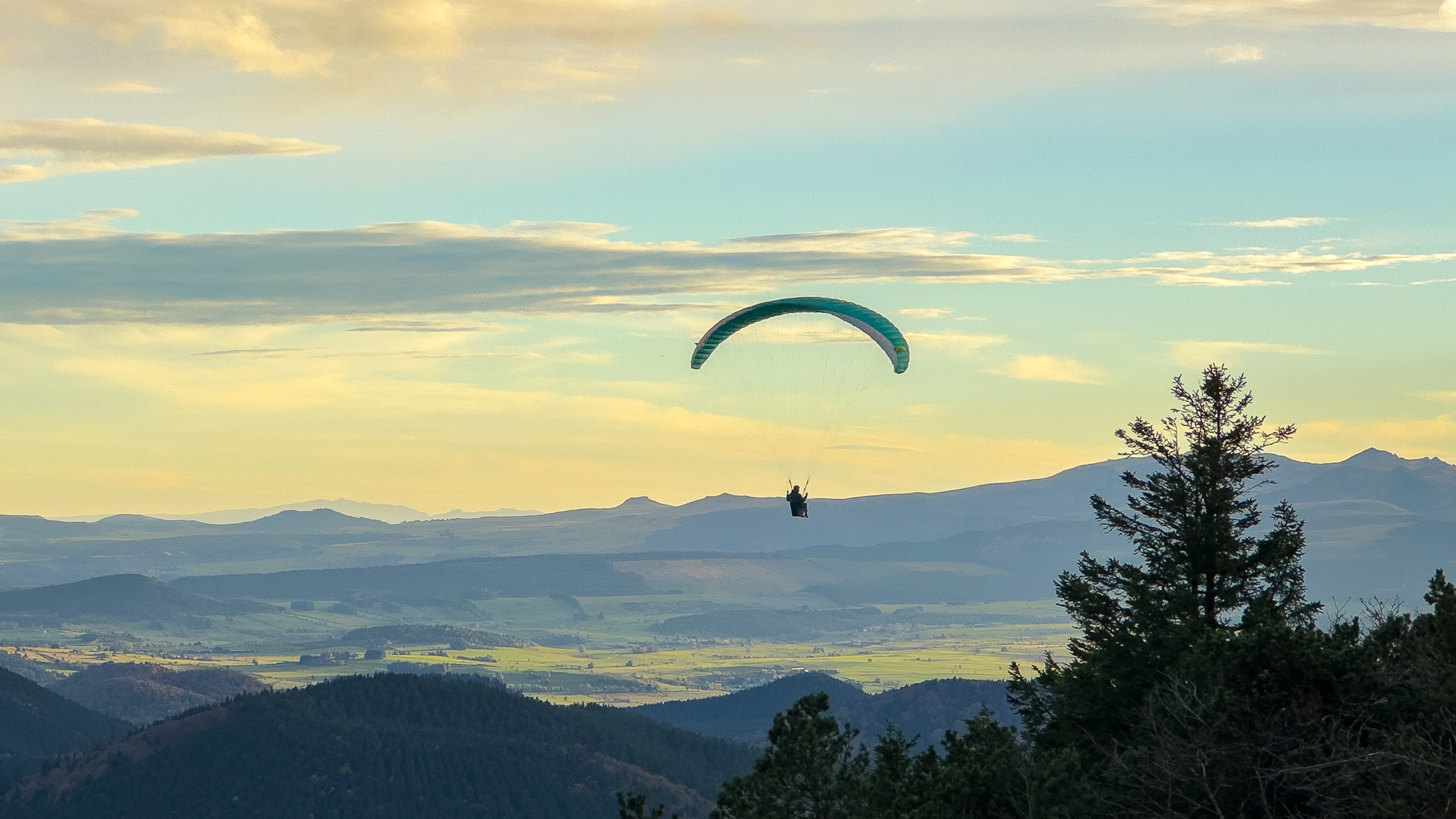 Parapente au sommet du Puy de Dôme avec vue sur le Massif des Dores