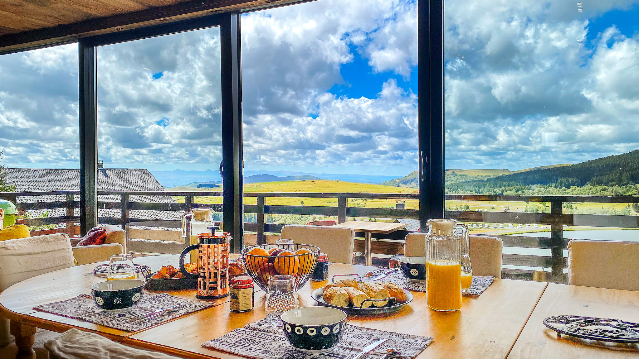 Super Besse, Chalet Cascade Super Besse- Petit Déjeuner avec vue sur les Monts du Cantal