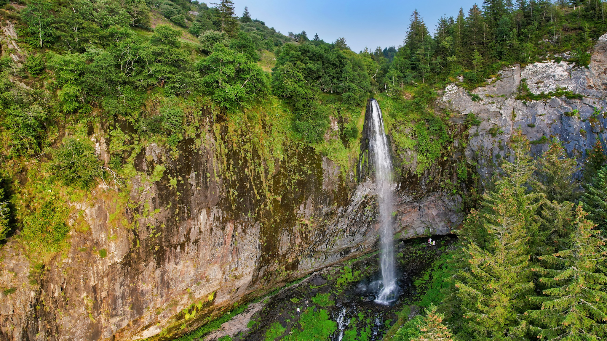 La Grande Cascade dans le Massif du Sancy, beau panorama