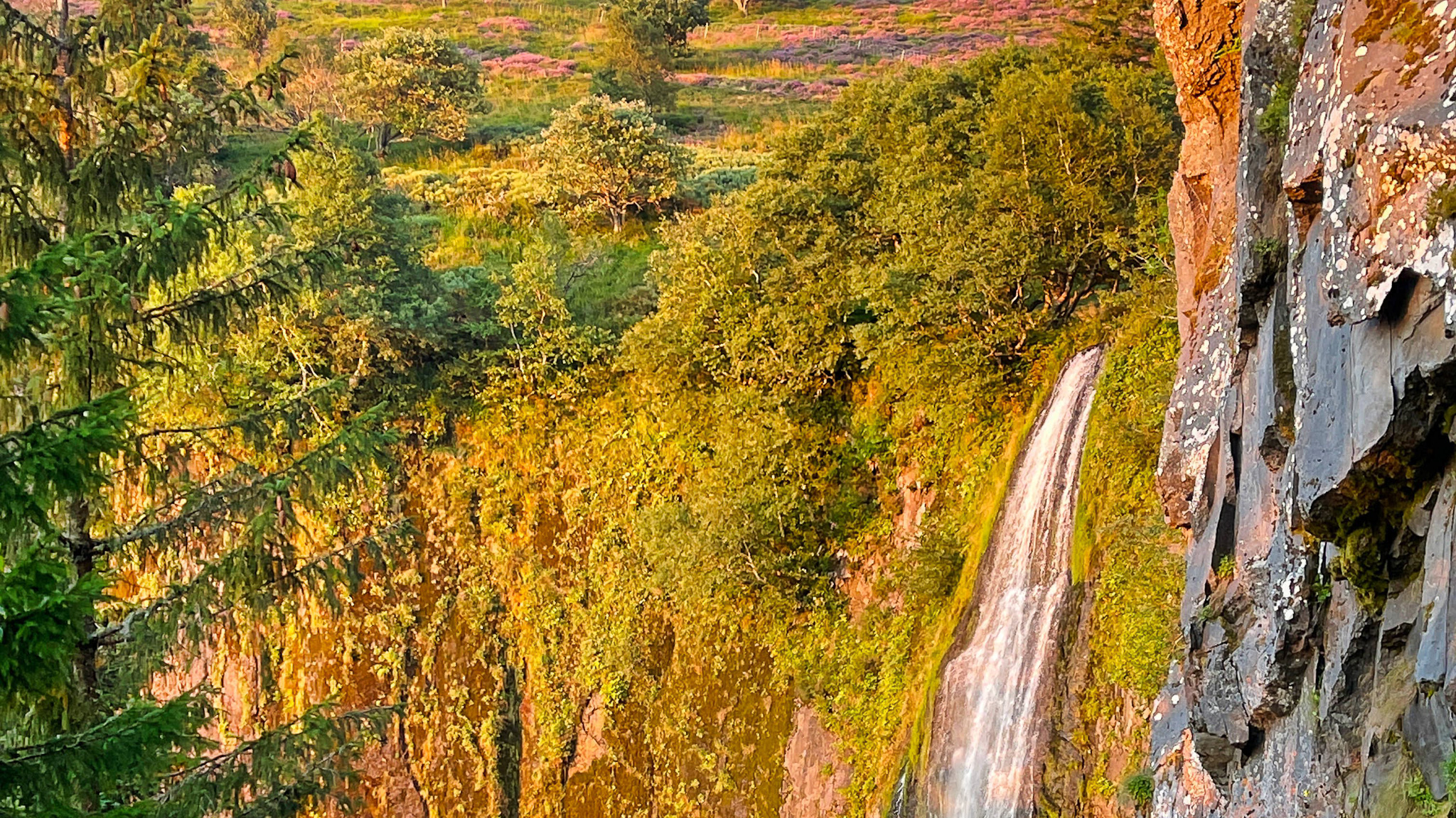 La Grande Cascade au Mont Dore, la lumière du soleil du soir