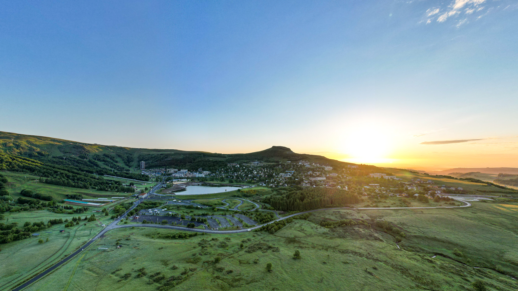 Super Besse, lever de soleil printanier sur la station de Super Besse