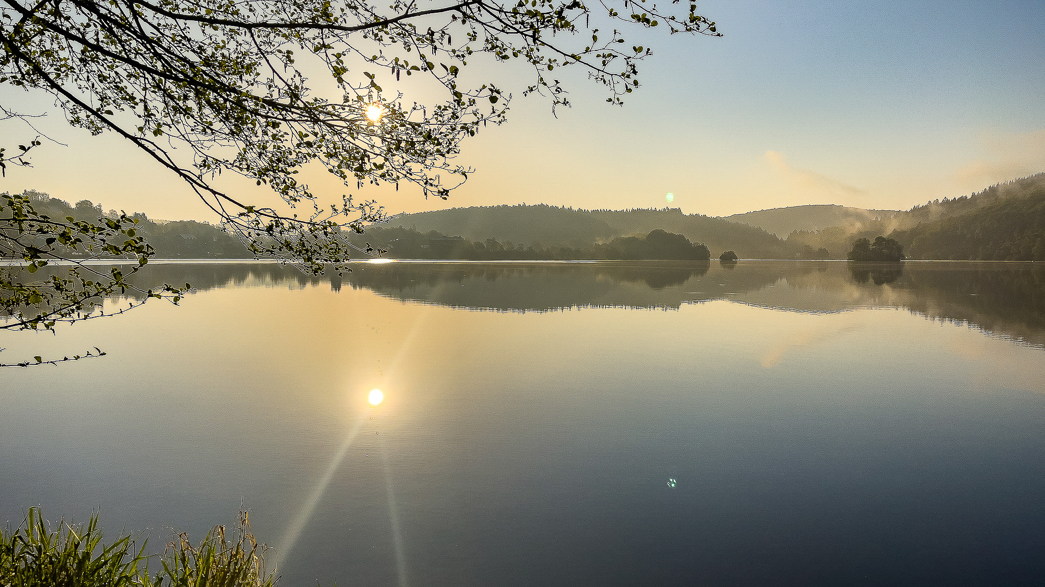 Au Lever du Soleil au Lac Chambon dans le Massif du Sancy
