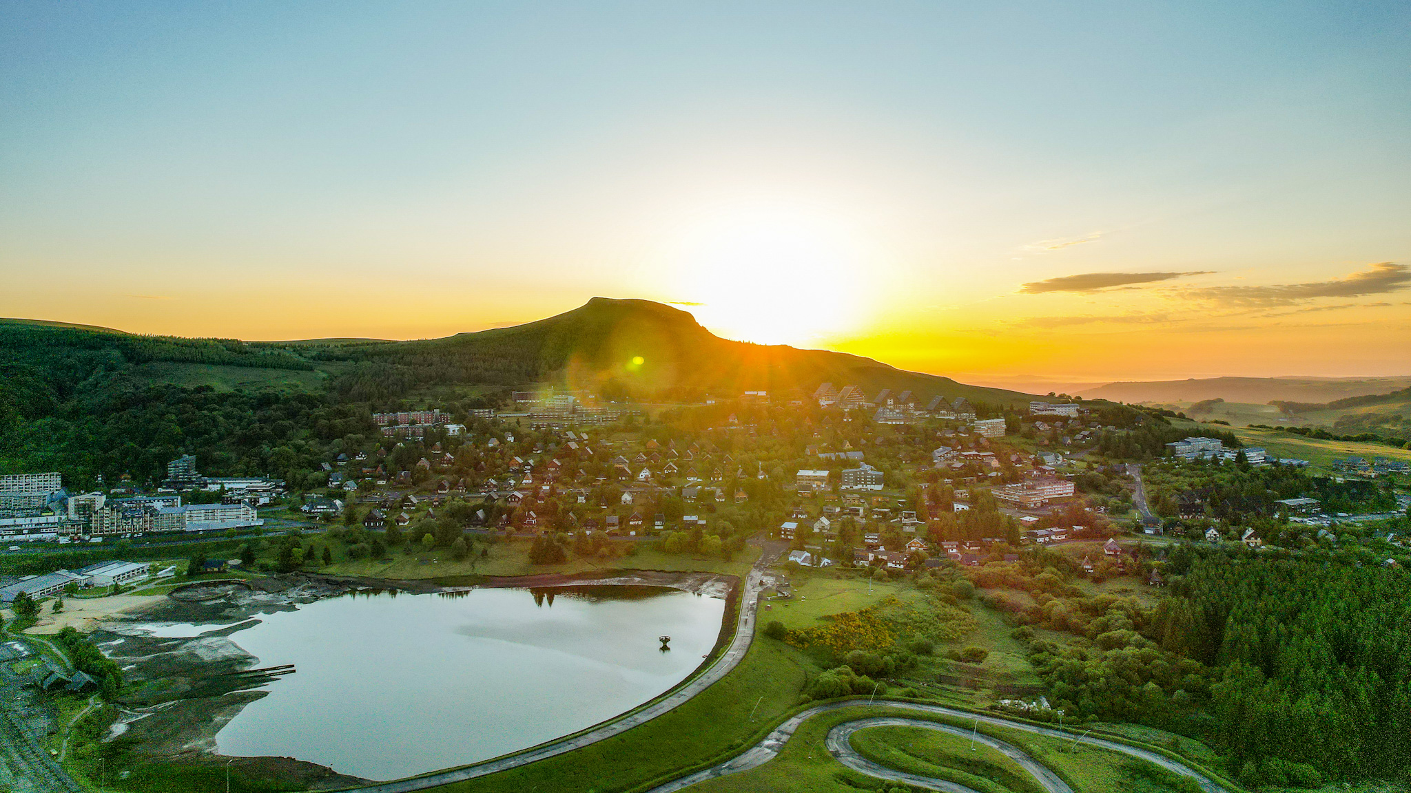 Massif du Sancy, Super Besse, le Lac des Hermines et son Village de Chalet au lever du Soleil