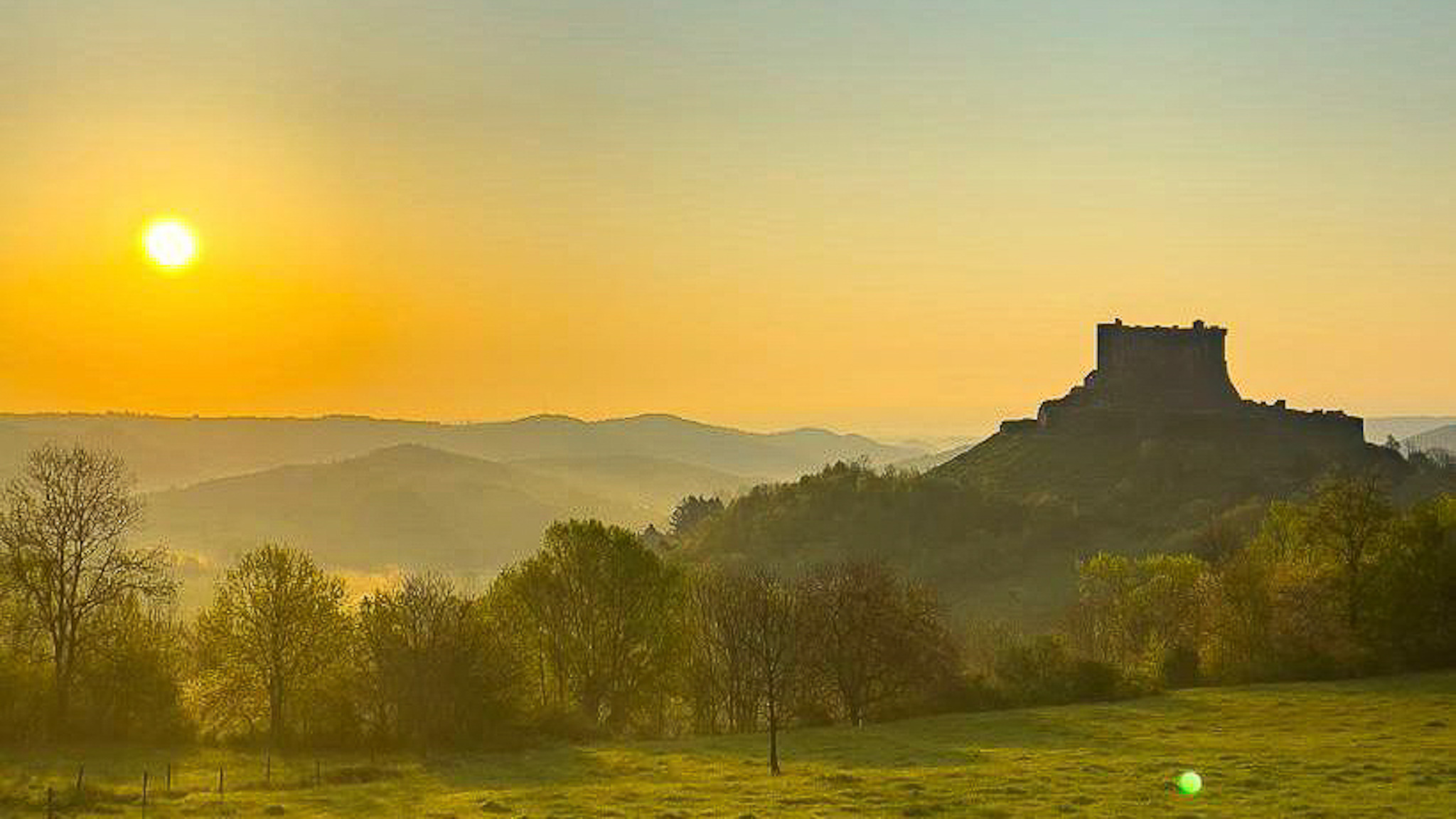 Lever de soleil sur le Château de Murol