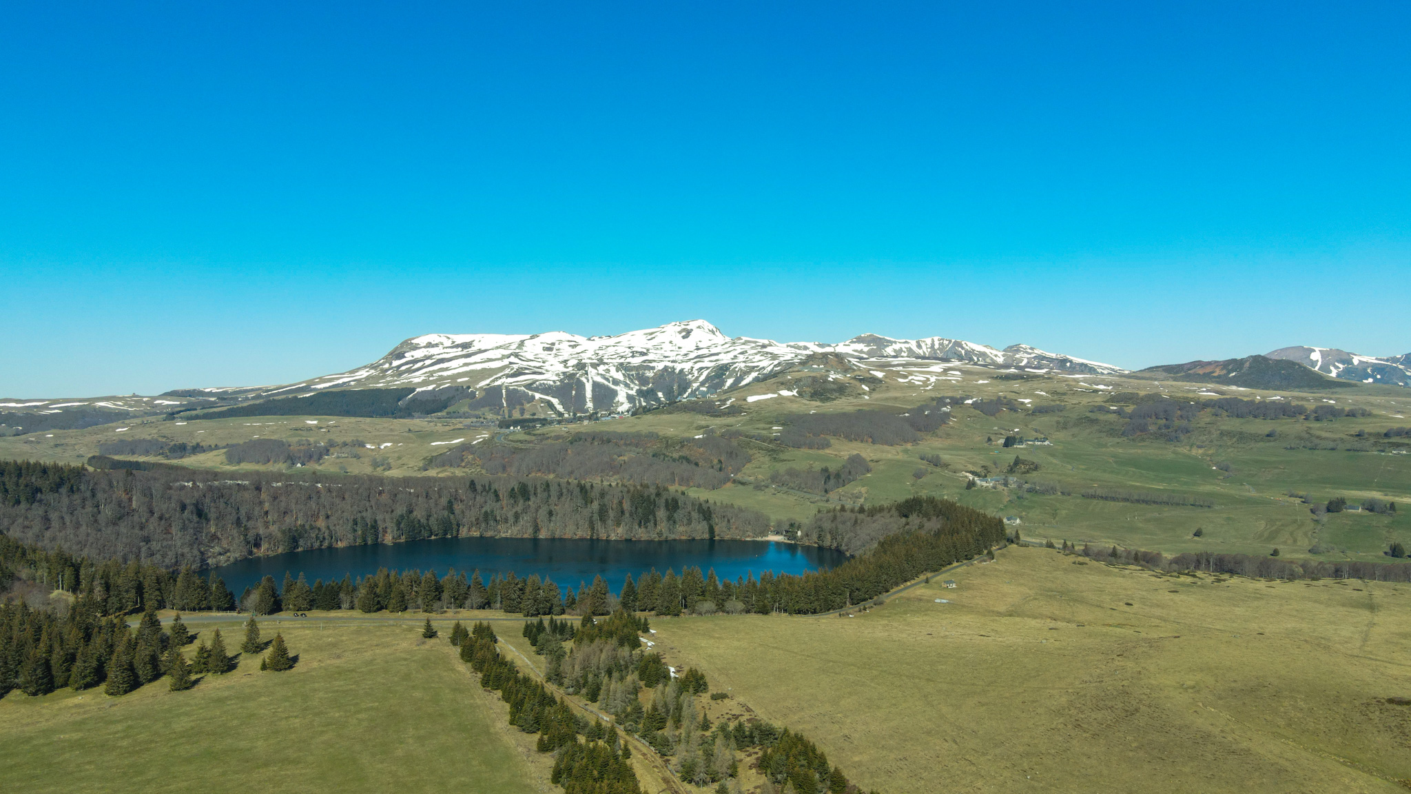 Le Lac Pavin et les dernières Neiges sur le Massif du Sancy