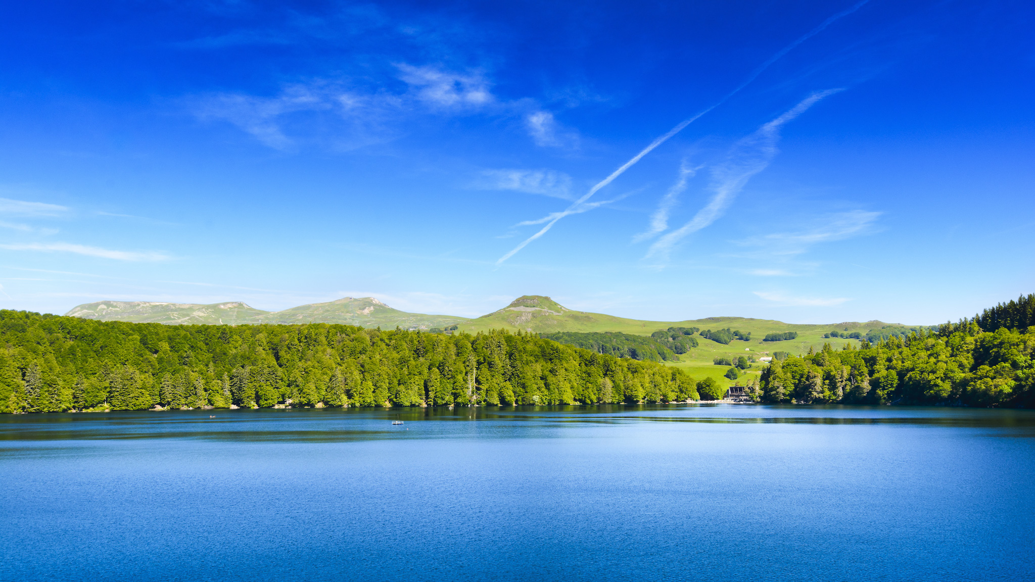 Le Magnifique Lac Pavin sous ses couleurs printanières