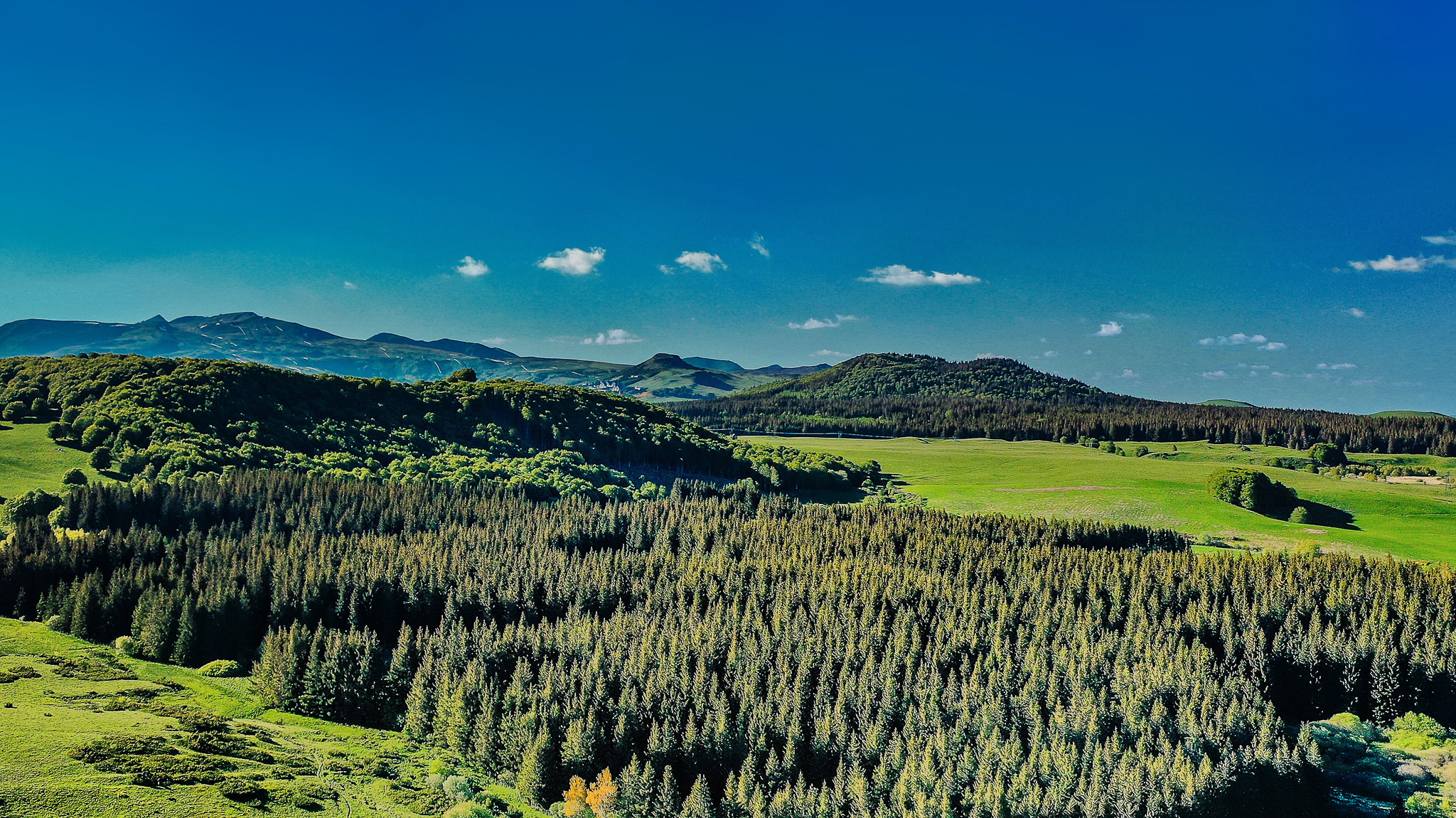 Super Besse , Lac de Montcynere, vue sur le Massif du Sancy