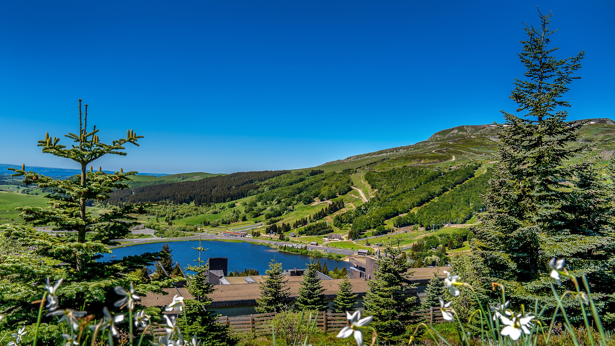 Sur le Chemin du Puy de Chambourguet, la ville de Super Besse