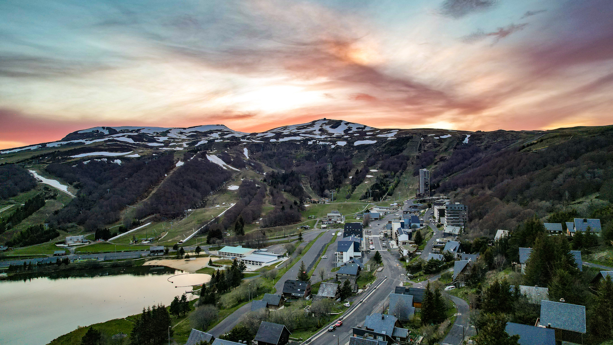 Printemps, coucher de soleil sur Super Besse