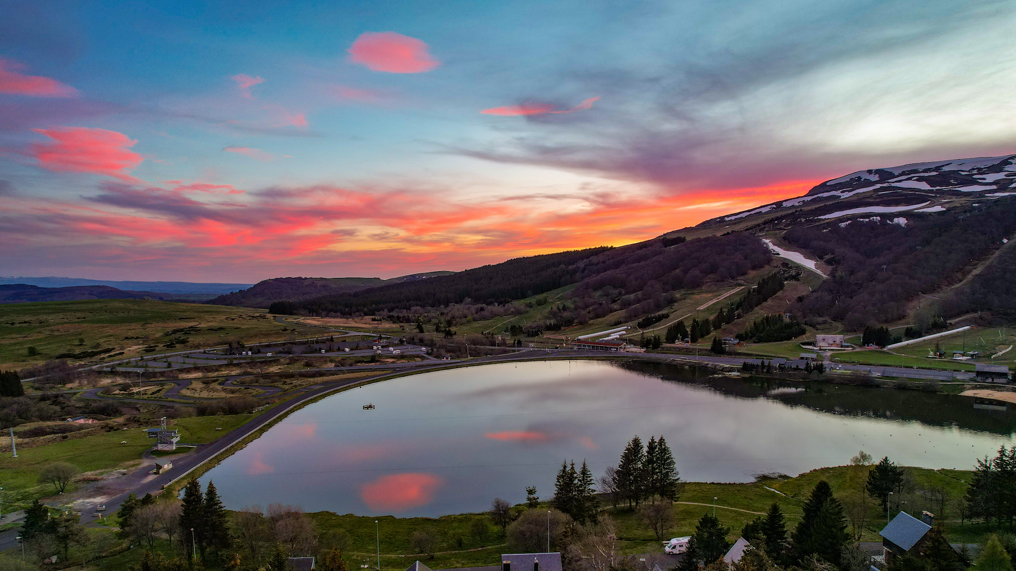 Chalet Cascade Super Besse, coucher de soleil printanier