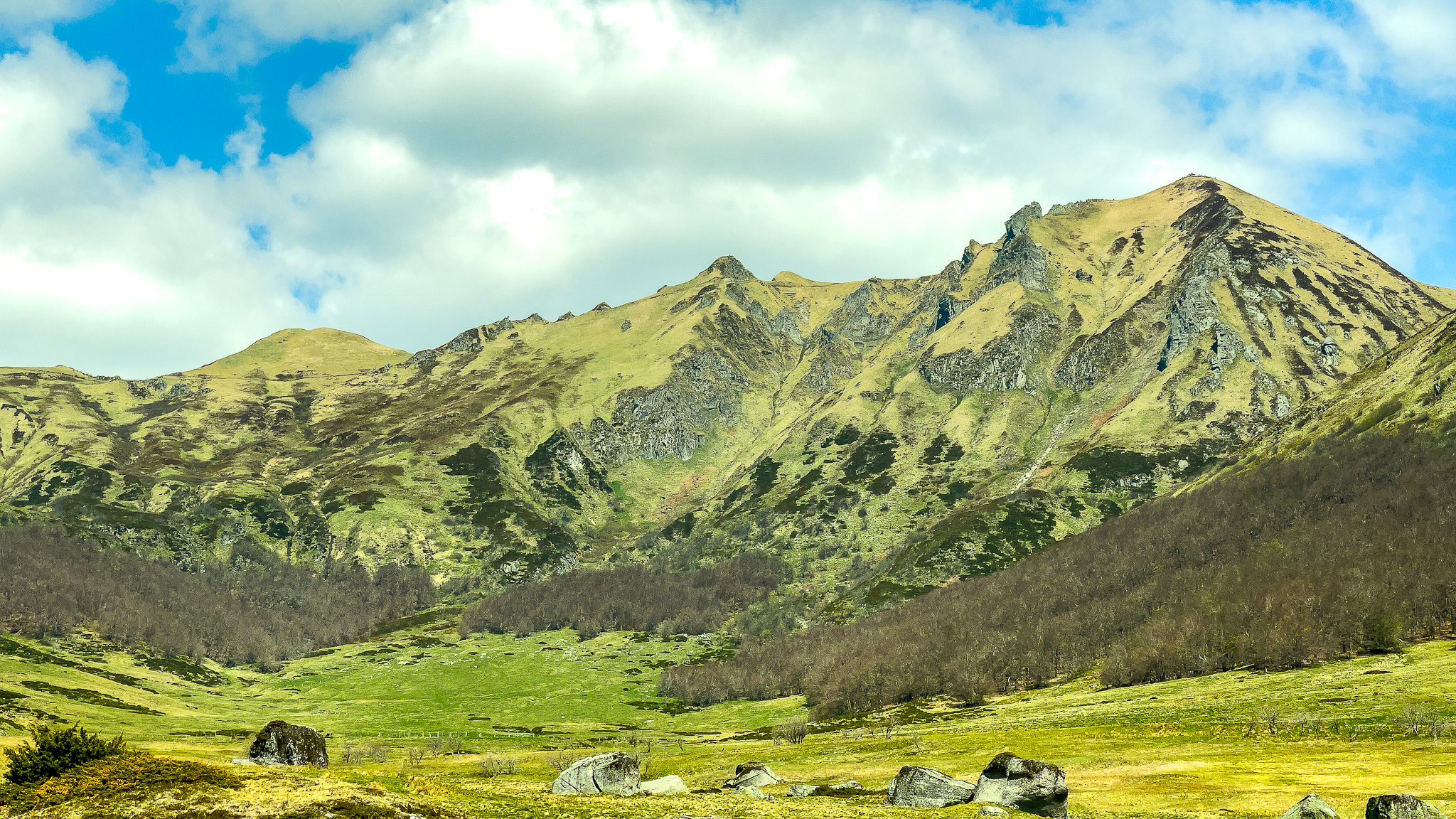 Super Besse, la Vallée de la Fontaine salée quand la nature s'éveille