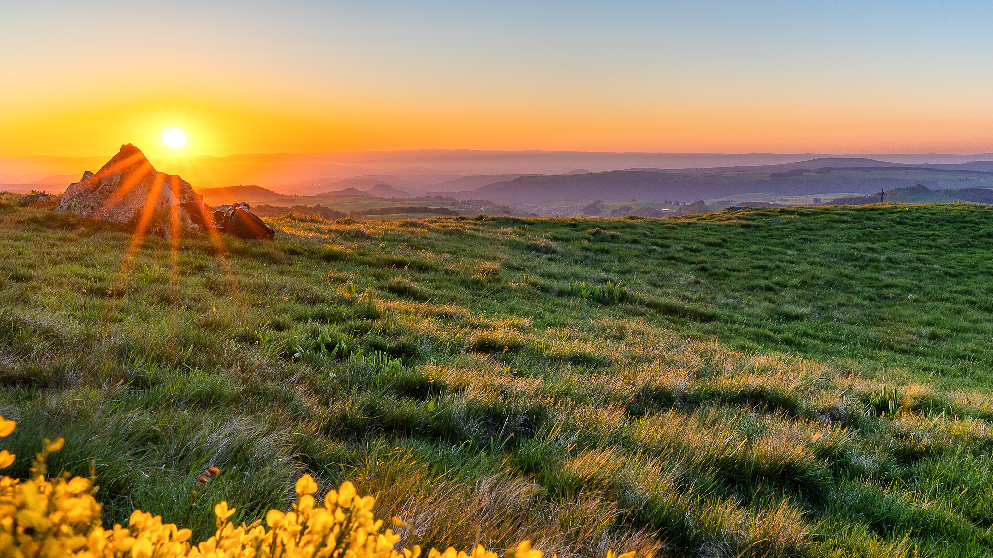Lever de soleil sur la Campagne de Super Besse au printemps